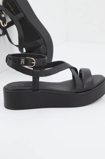 TOMMY HILFIGER NEW FLATFORM STRAP en color NEGRO (3)