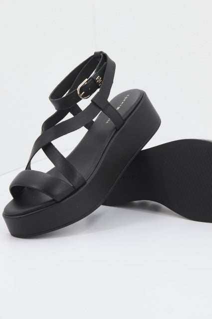 TOMMY HILFIGER NEW FLATFORM STRAP en color NEGRO (4)