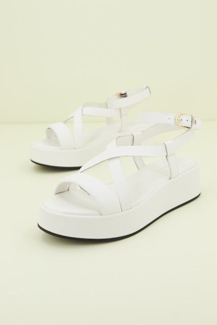 TOMMY HILFIGER NEW FLATFORM STRAP en color BLANCO (1)