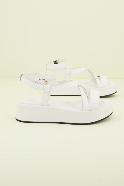 TOMMY HILFIGER NEW FLATFORM STRAP en color BLANCO (2)