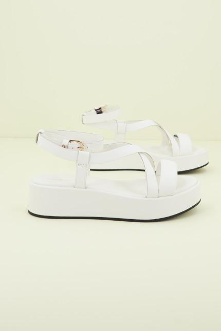 TOMMY HILFIGER NEW FLATFORM STRAP en color BLANCO (2)