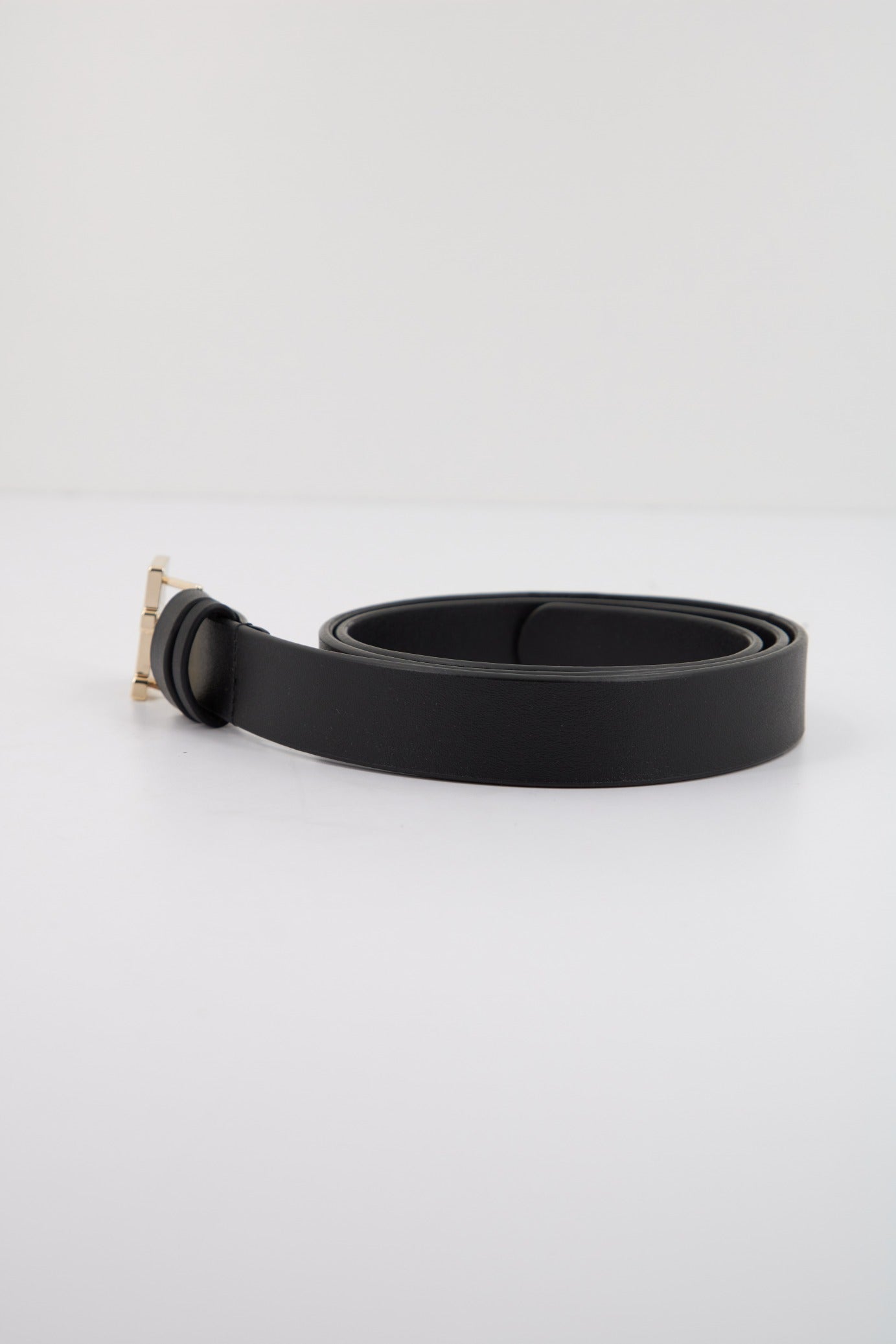 TOMMY HILFIGER LOGO INLAY en color NEGRO (3)