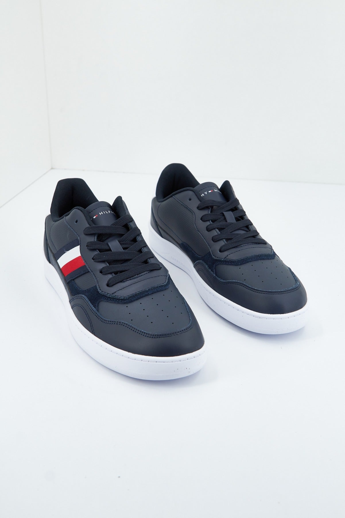 TOMMY HILFIGER COURT CUPSOLE RETRO LTH en color AZUL (2)