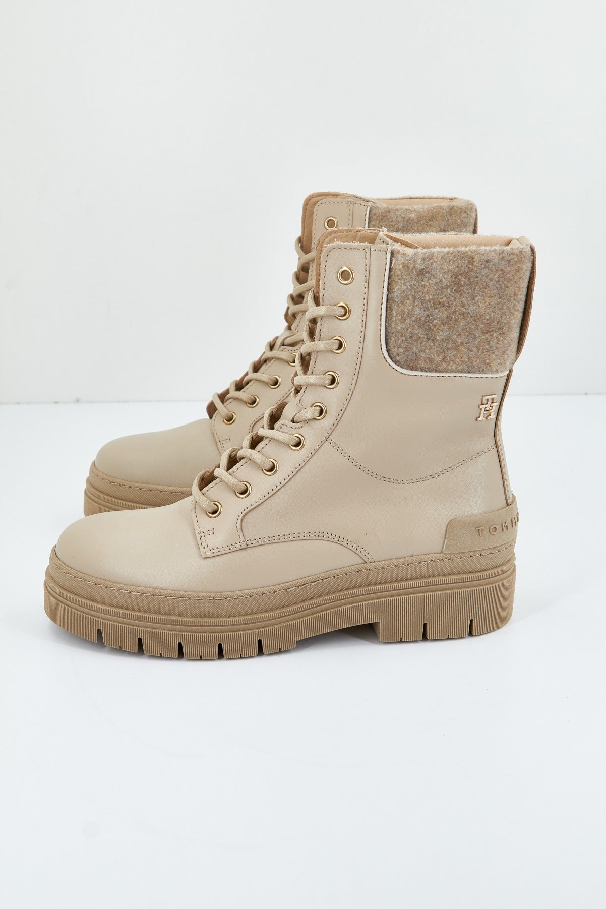 TOMMY HILFIGER FEMININE FELT LACE UP BOOTIE en color BEIS (1)