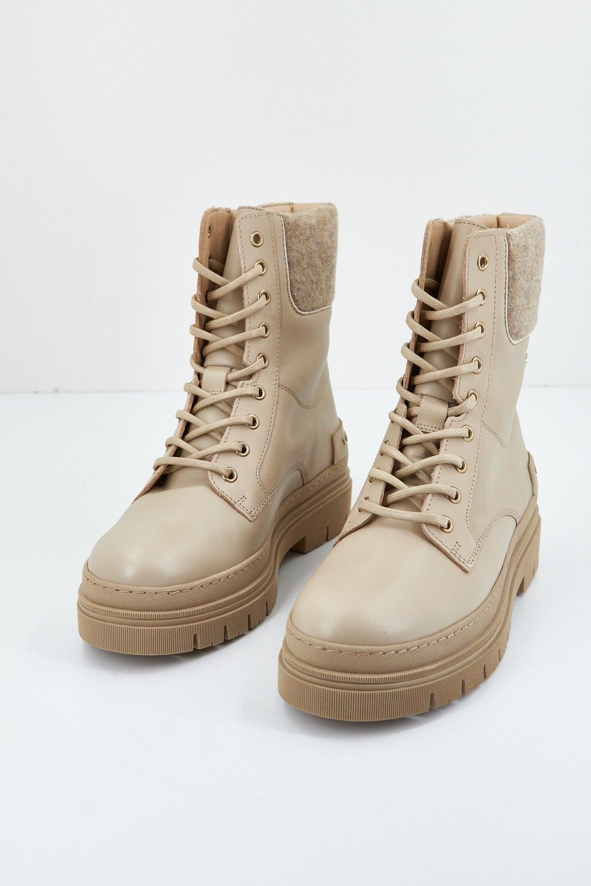 TOMMY HILFIGER FEMININE FELT LACE UP BOOTIE en color BEIS (2)