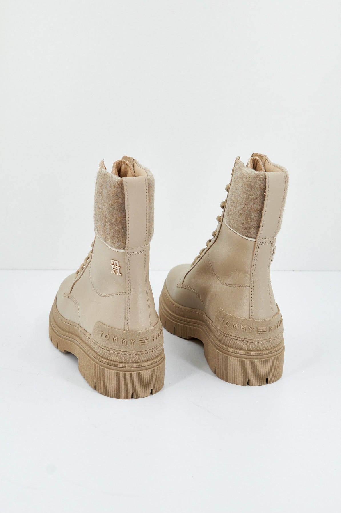 TOMMY HILFIGER FEMININE FELT LACE UP BOOTIE en color BEIS (3)