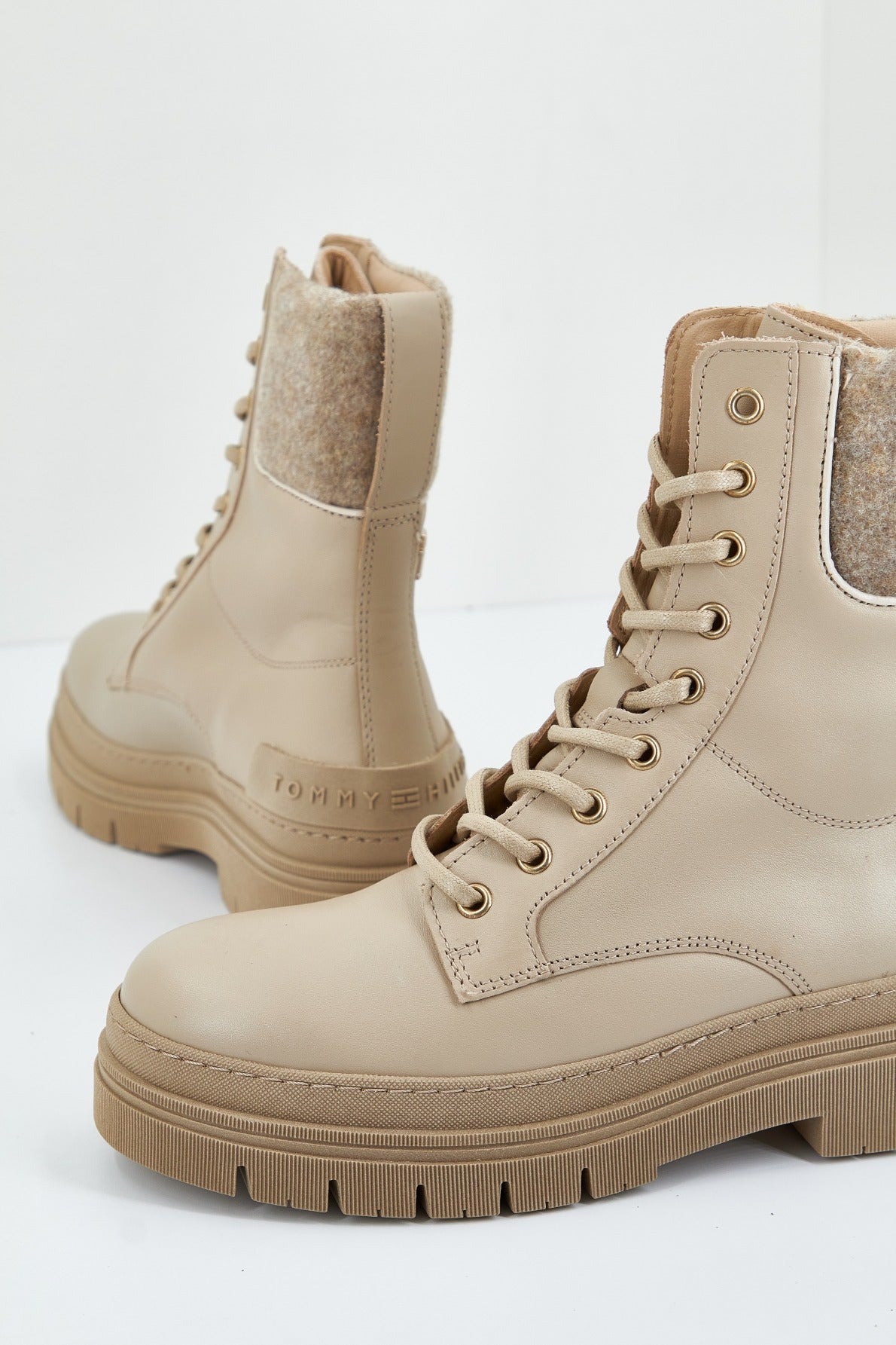 TOMMY HILFIGER FEMININE FELT LACE UP BOOTIE en color BEIS (4)