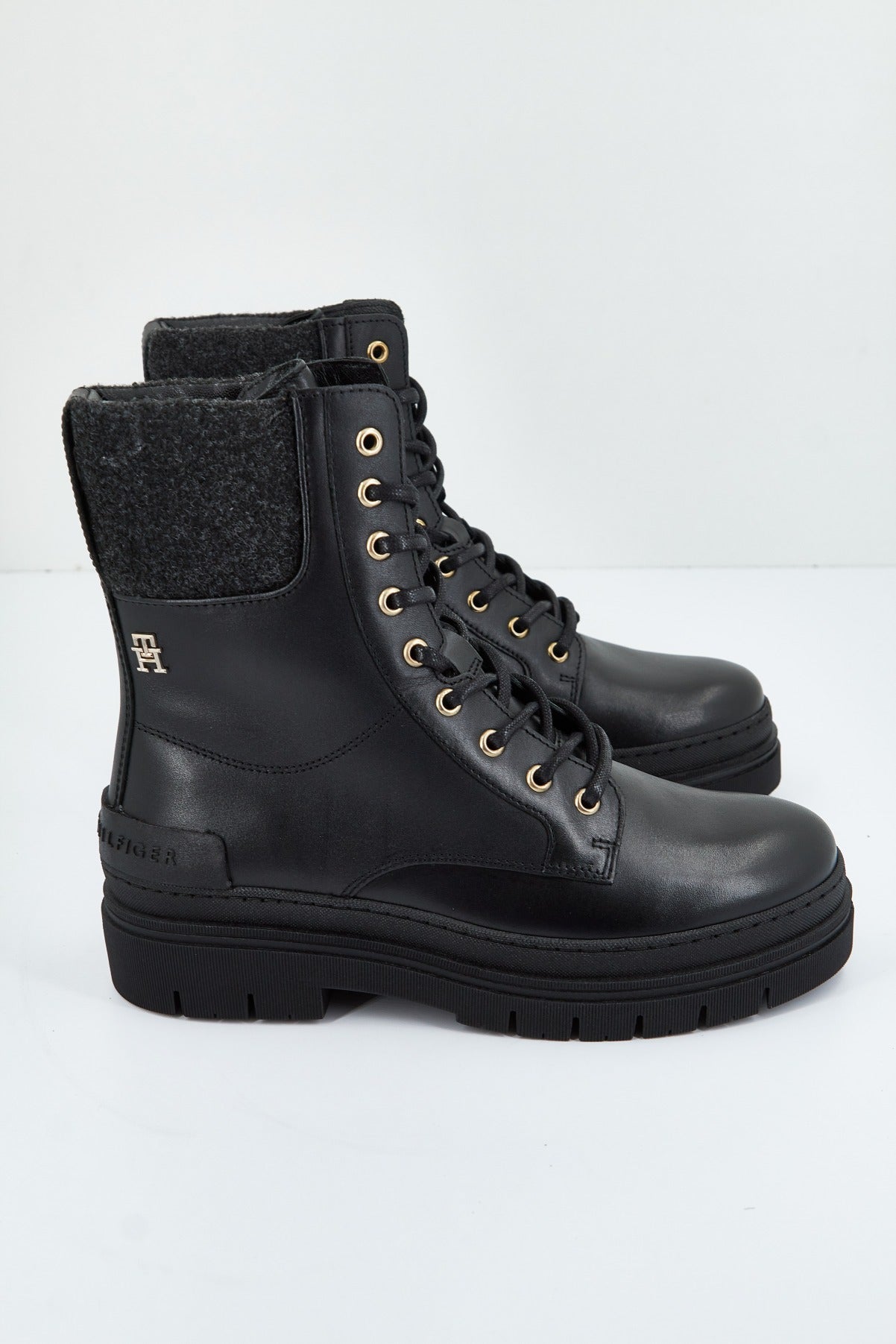 TOMMY HILFIGER FEMININE FELT LACE UP BOOTIE en color NEGRO (1)