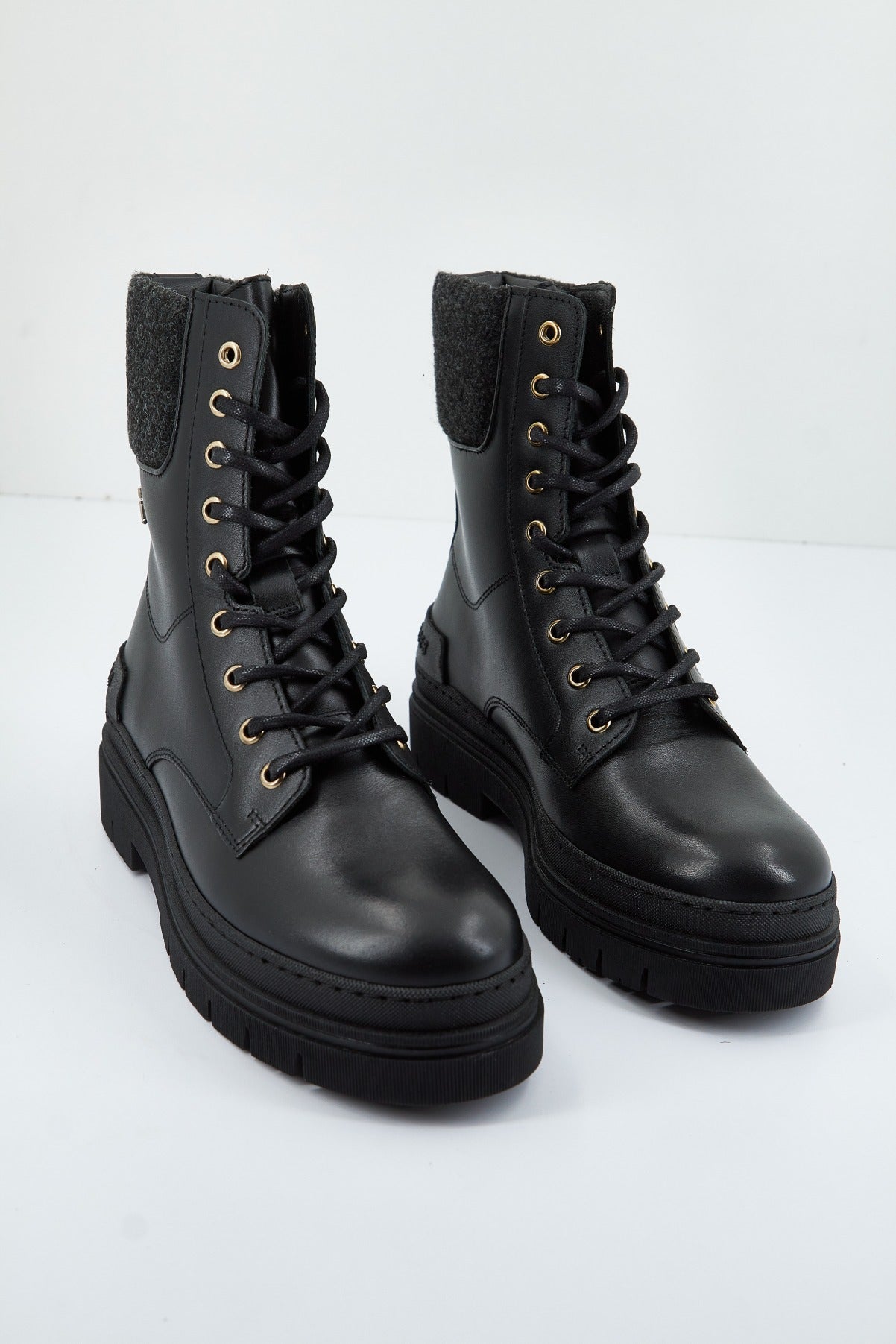 TOMMY HILFIGER FEMININE FELT LACE UP BOOTIE en color NEGRO (2)