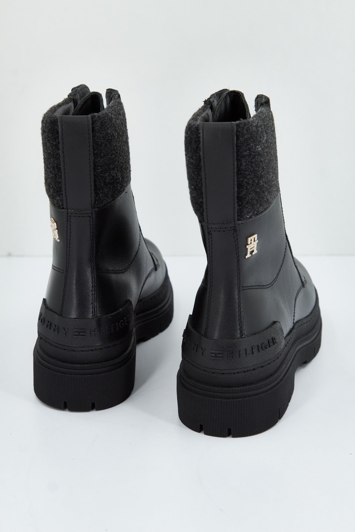TOMMY HILFIGER FEMININE FELT LACE UP BOOTIE en color NEGRO (3)