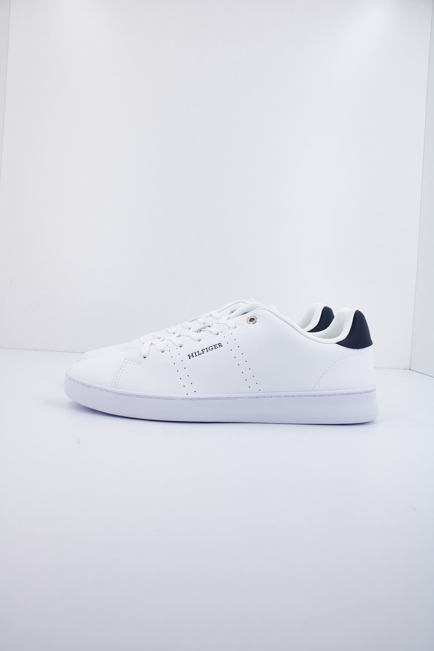 TOMMY HILFIGER COURT CUP LTH PERF DETAIL en color BLANCO (1)