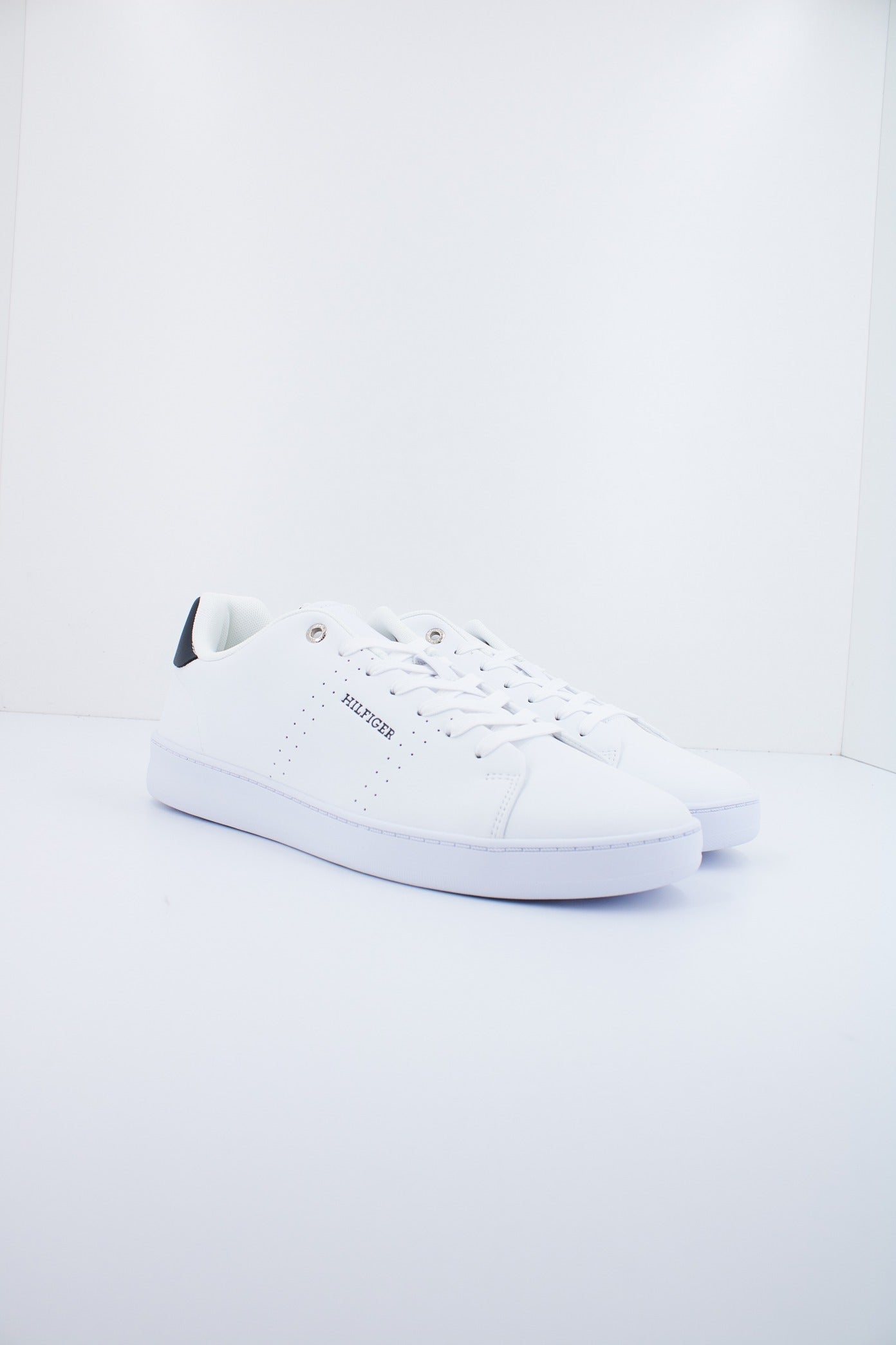 TOMMY HILFIGER COURT CUP LTH PERF DETAIL en color BLANCO (2)