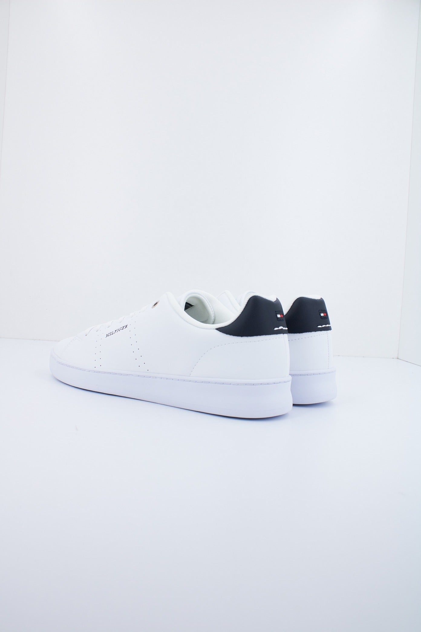 TOMMY HILFIGER COURT CUP LTH PERF DETAIL en color BLANCO (3)