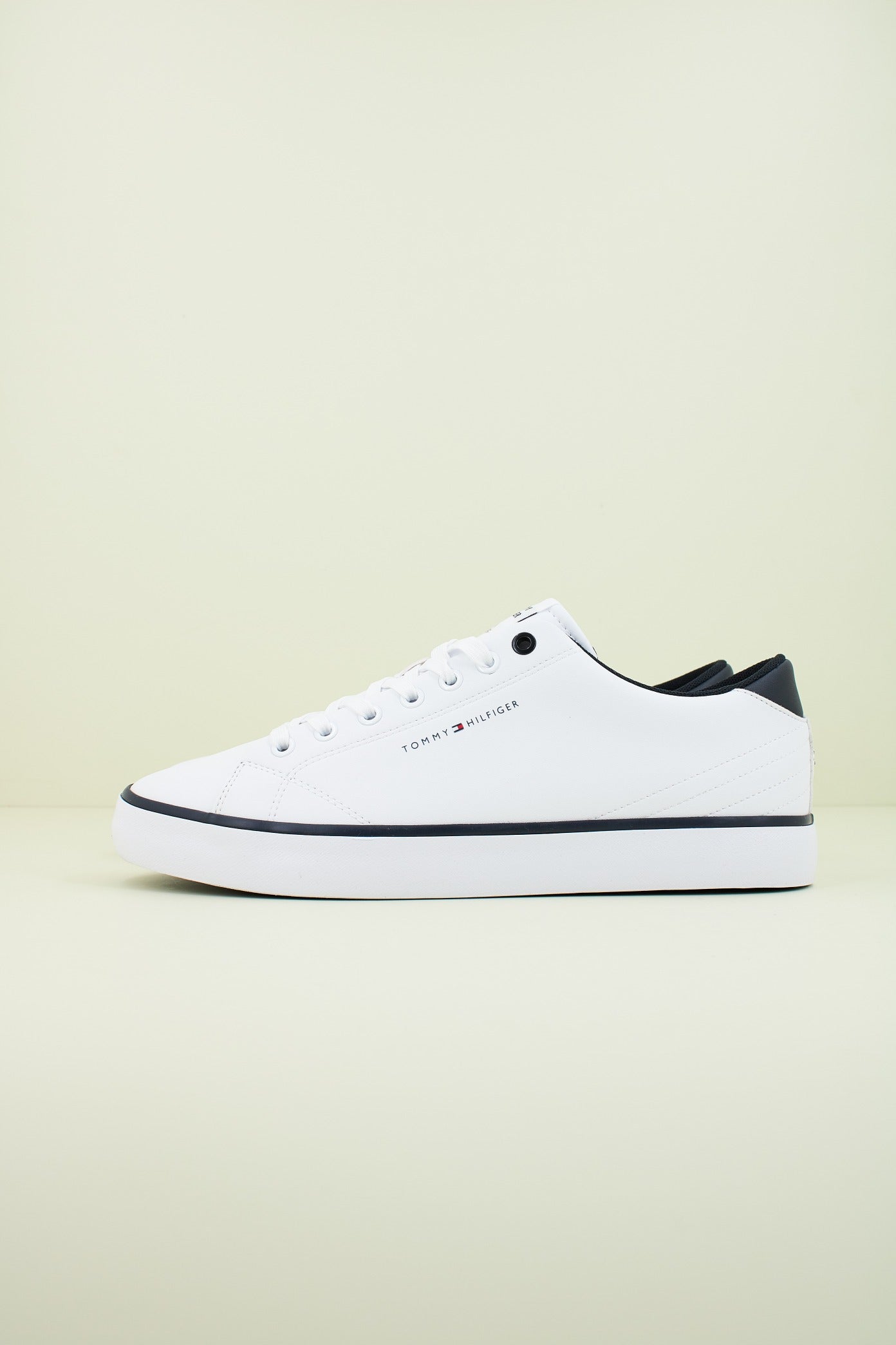 TOMMY HILFIGER TH HI VULC CORE LOW LEATHER ESS en color BLANCO (1)