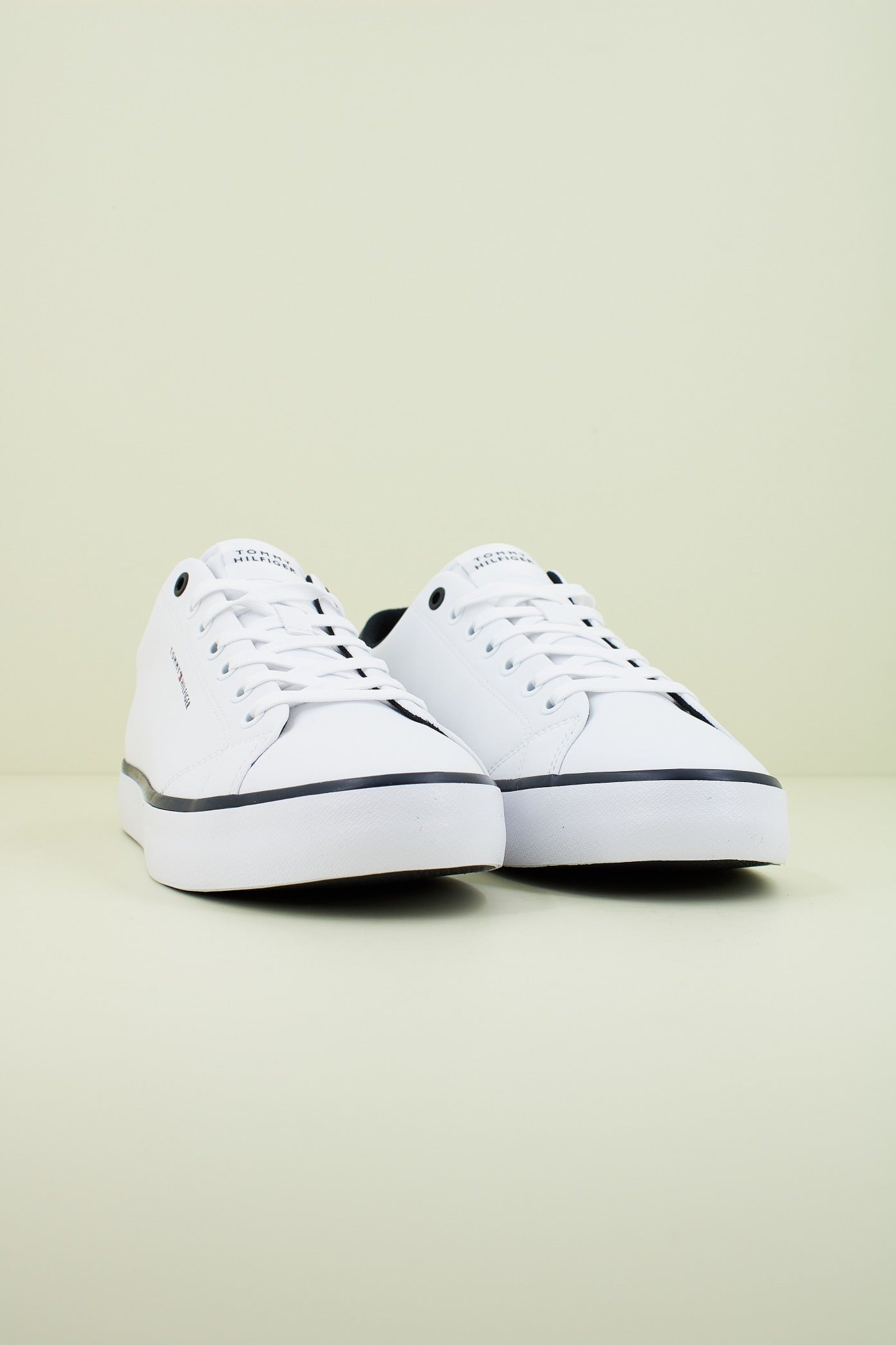 TOMMY HILFIGER TH HI VULC CORE LOW LEATHER ESS en color BLANCO (2)