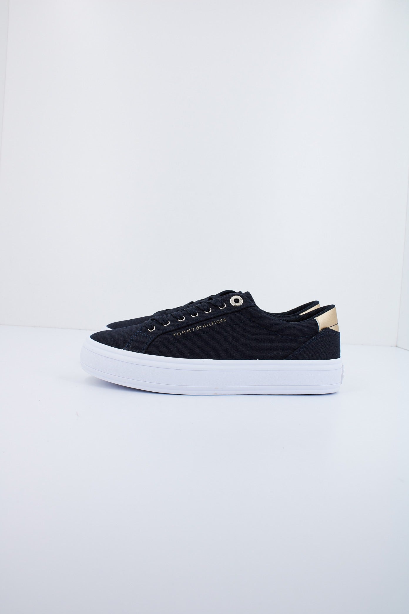 TOMMY HILFIGER ESSENTIAL VULC CANVAS SNEAKER en color NEGRO (1)