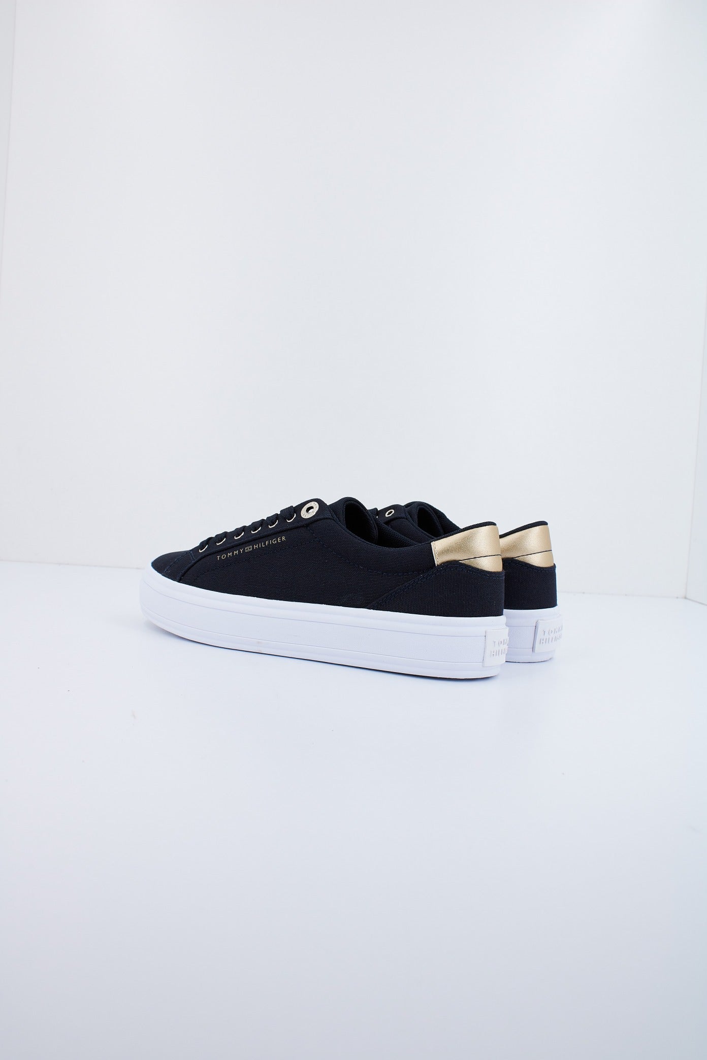 TOMMY HILFIGER ESSENTIAL VULC CANVAS SNEAKER en color NEGRO (3)