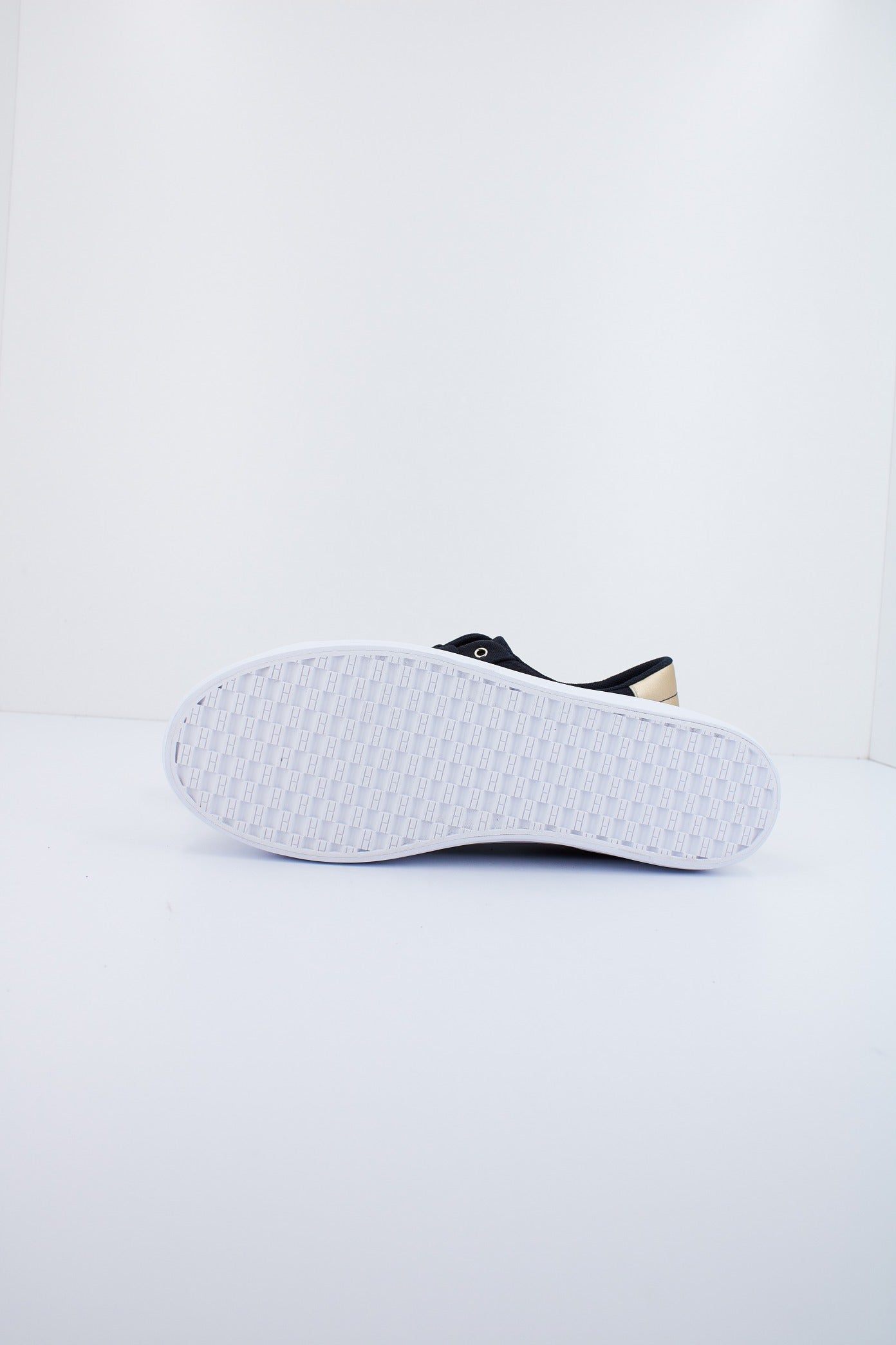 TOMMY HILFIGER ESSENTIAL VULC CANVAS SNEAKER en color NEGRO (4)