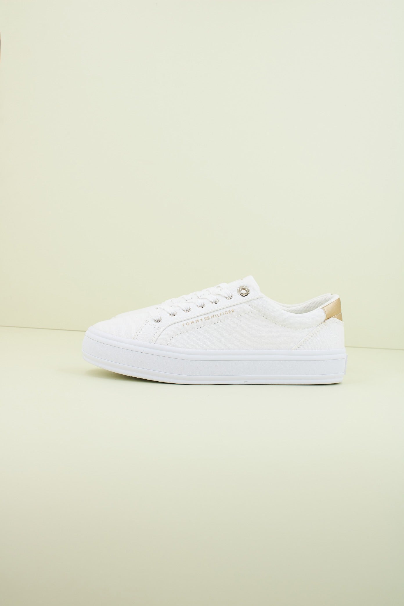 TOMMY HILFIGER ESSENTIAL VULC CANVAS SNEAKER en color BLANCO (1)