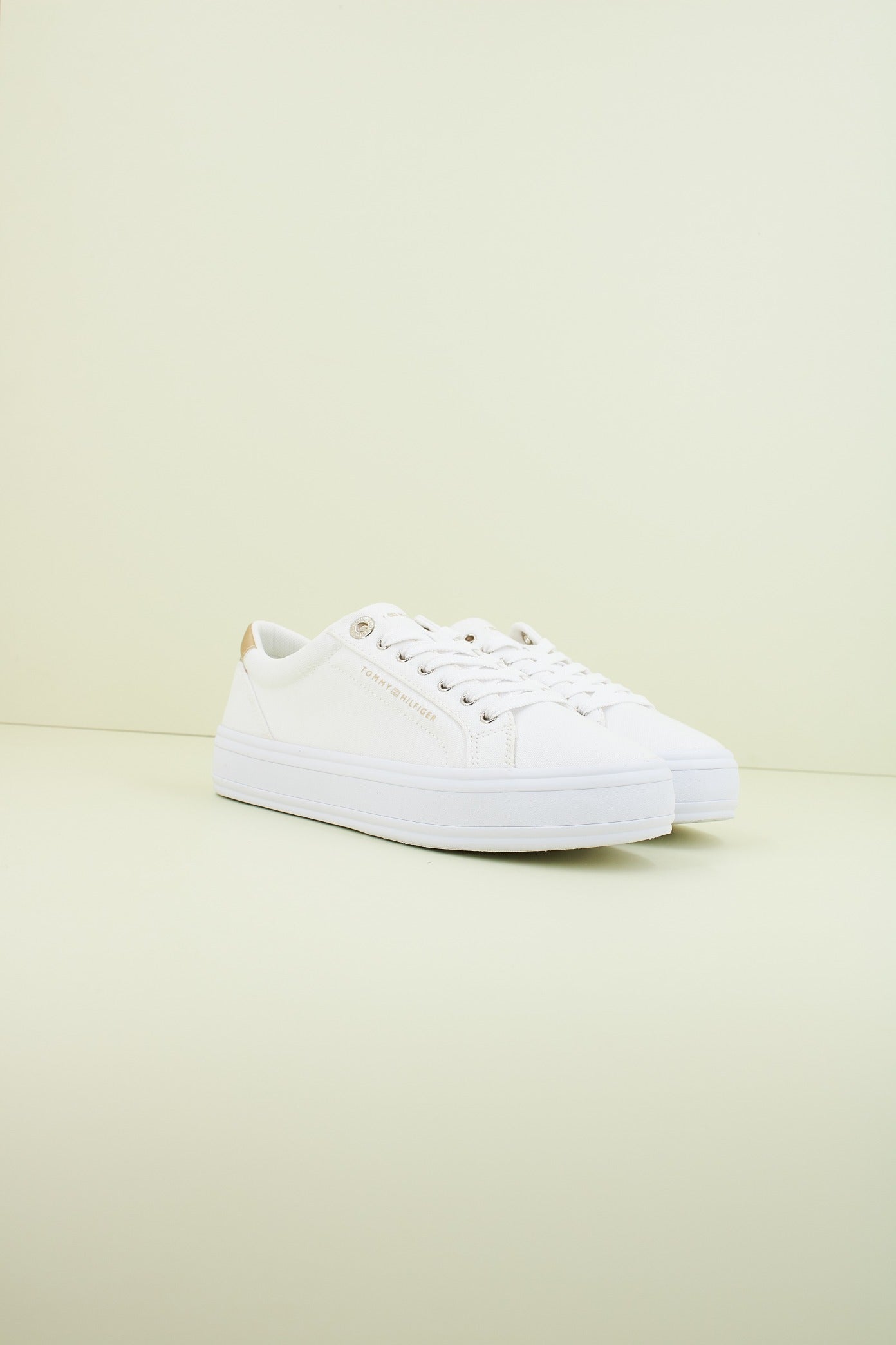 TOMMY HILFIGER ESSENTIAL VULC CANVAS SNEAKER en color BLANCO (2)