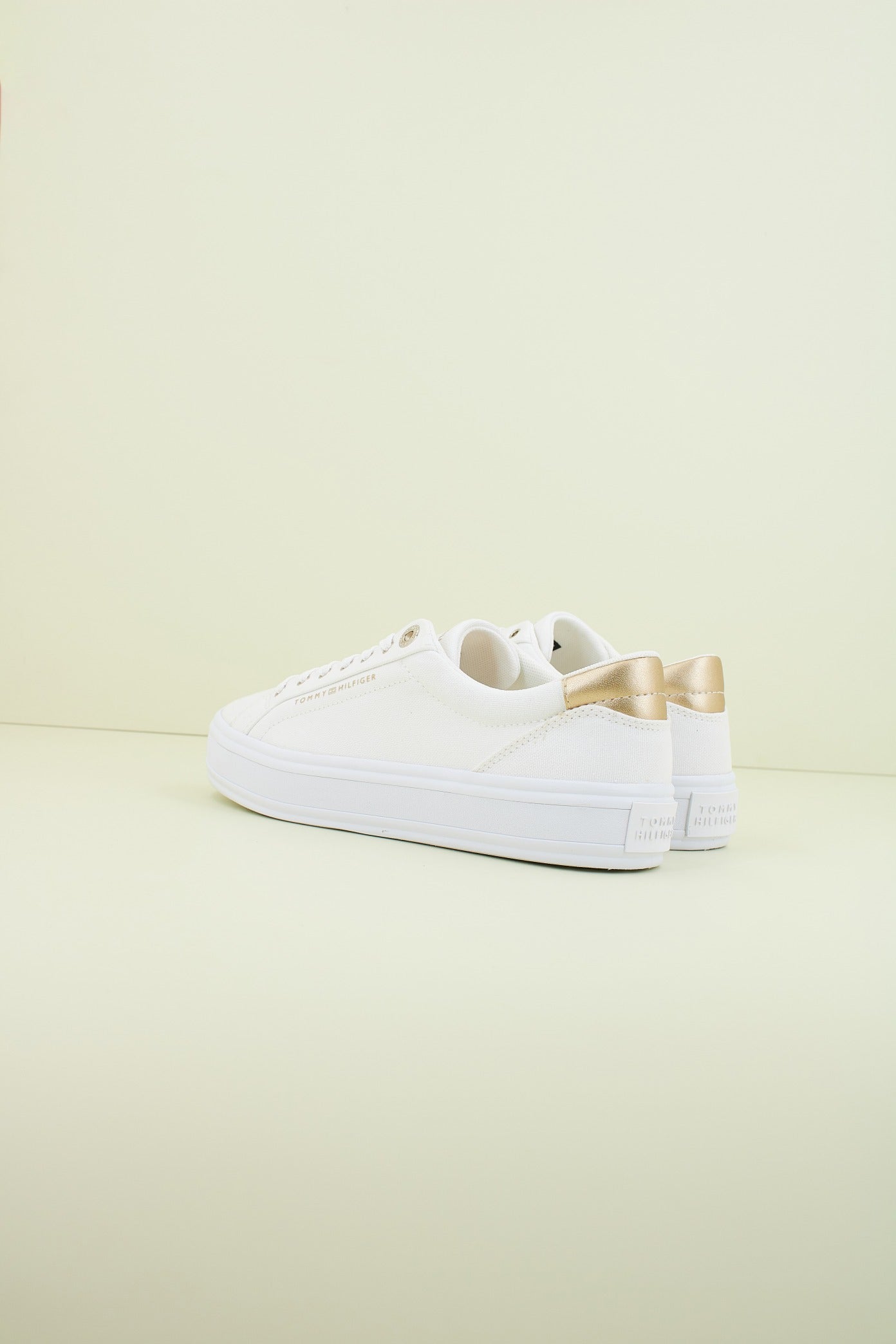 TOMMY HILFIGER ESSENTIAL VULC CANVAS SNEAKER en color BLANCO (3)