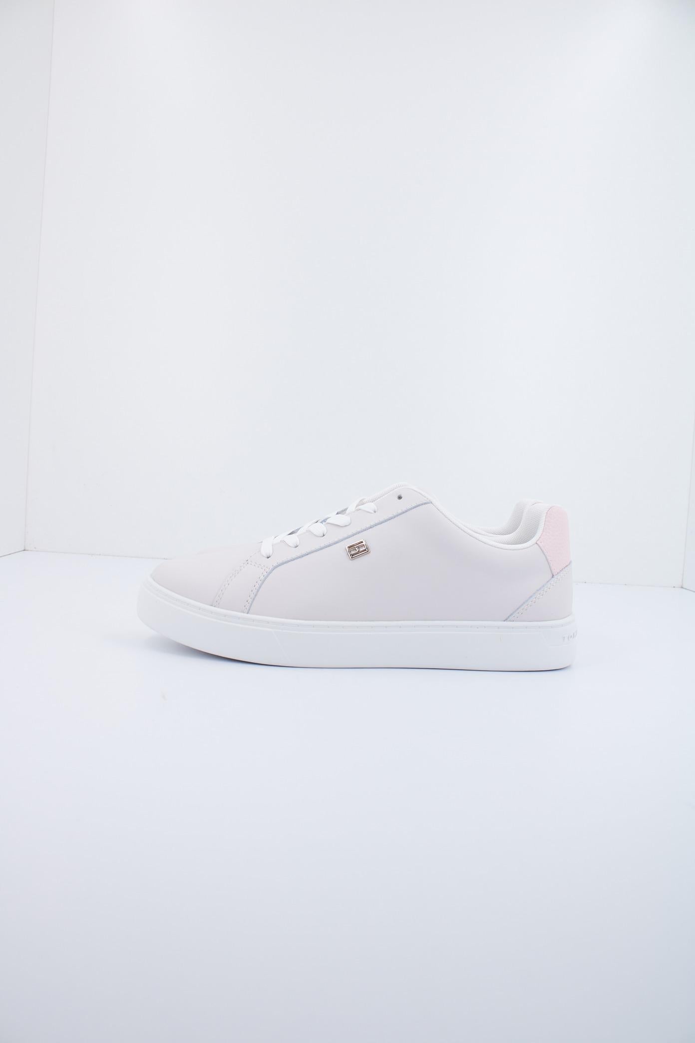 TOMMY HILFIGER ESSENTIAL COURT SNEAKER en color BEIS (1)
