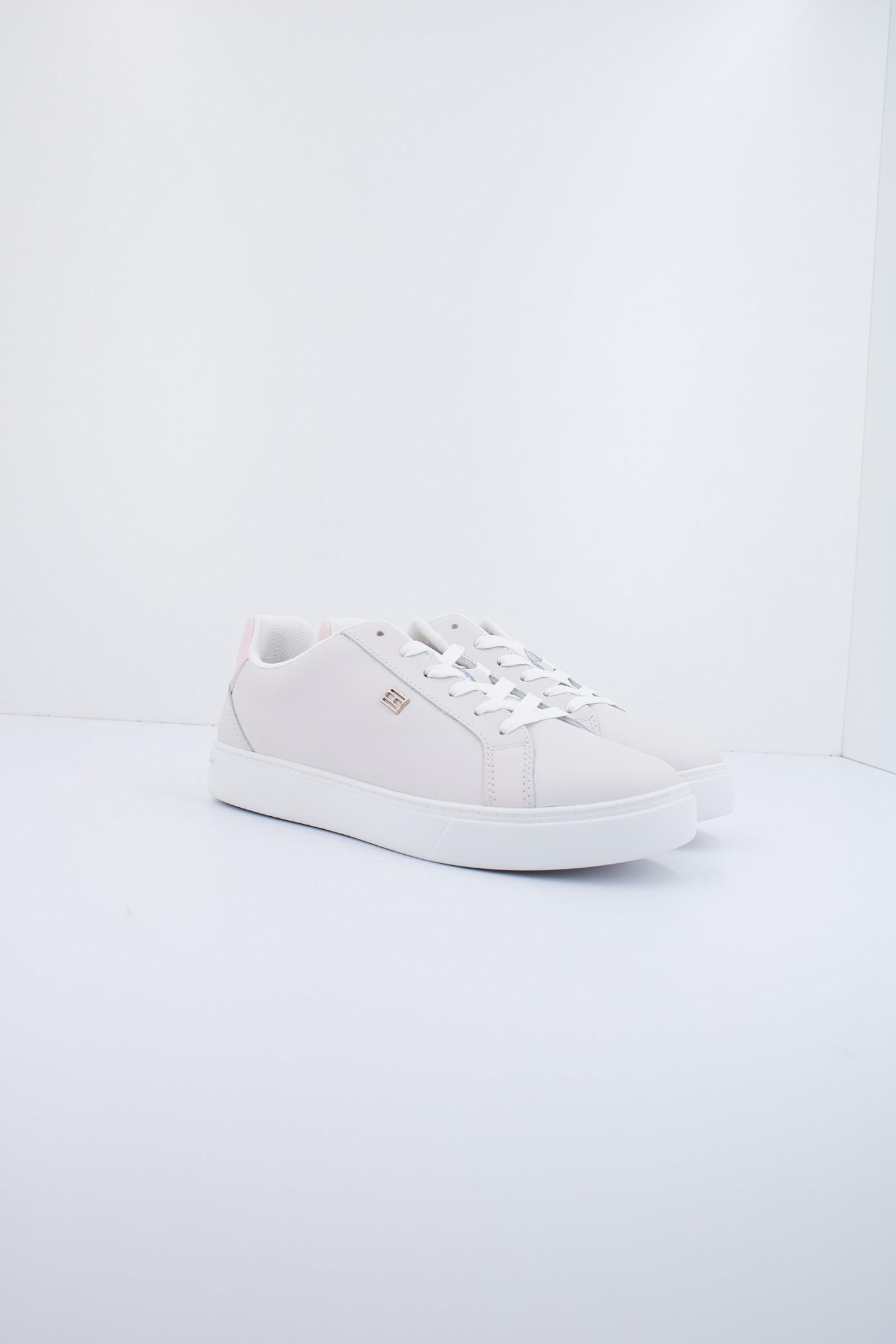 TOMMY HILFIGER ESSENTIAL COURT SNEAKER en color BEIS (2)