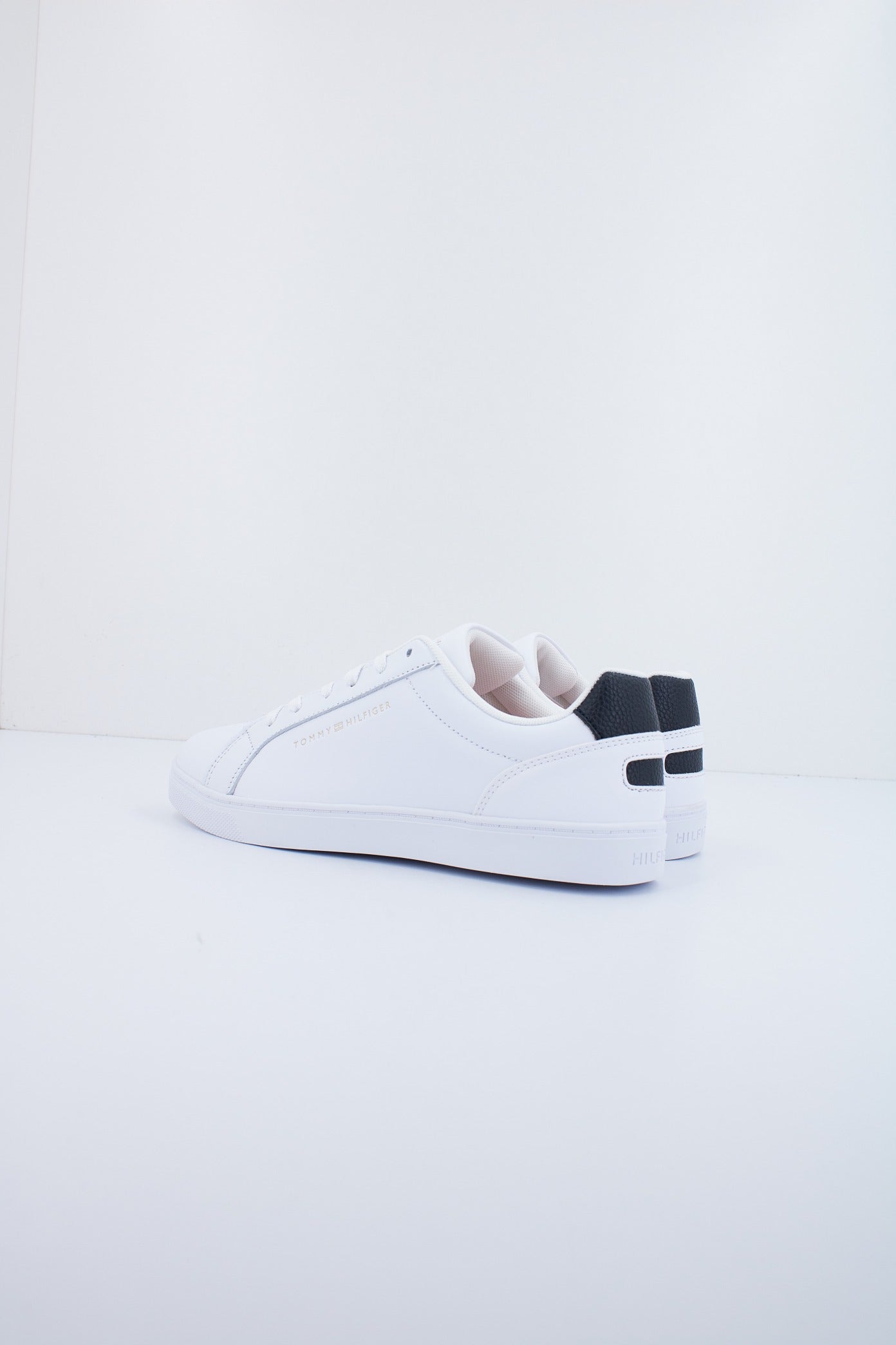 TOMMY HILFIGER ESSENTIAL CUPSOLE SNEAKER en color BLANCO (3)