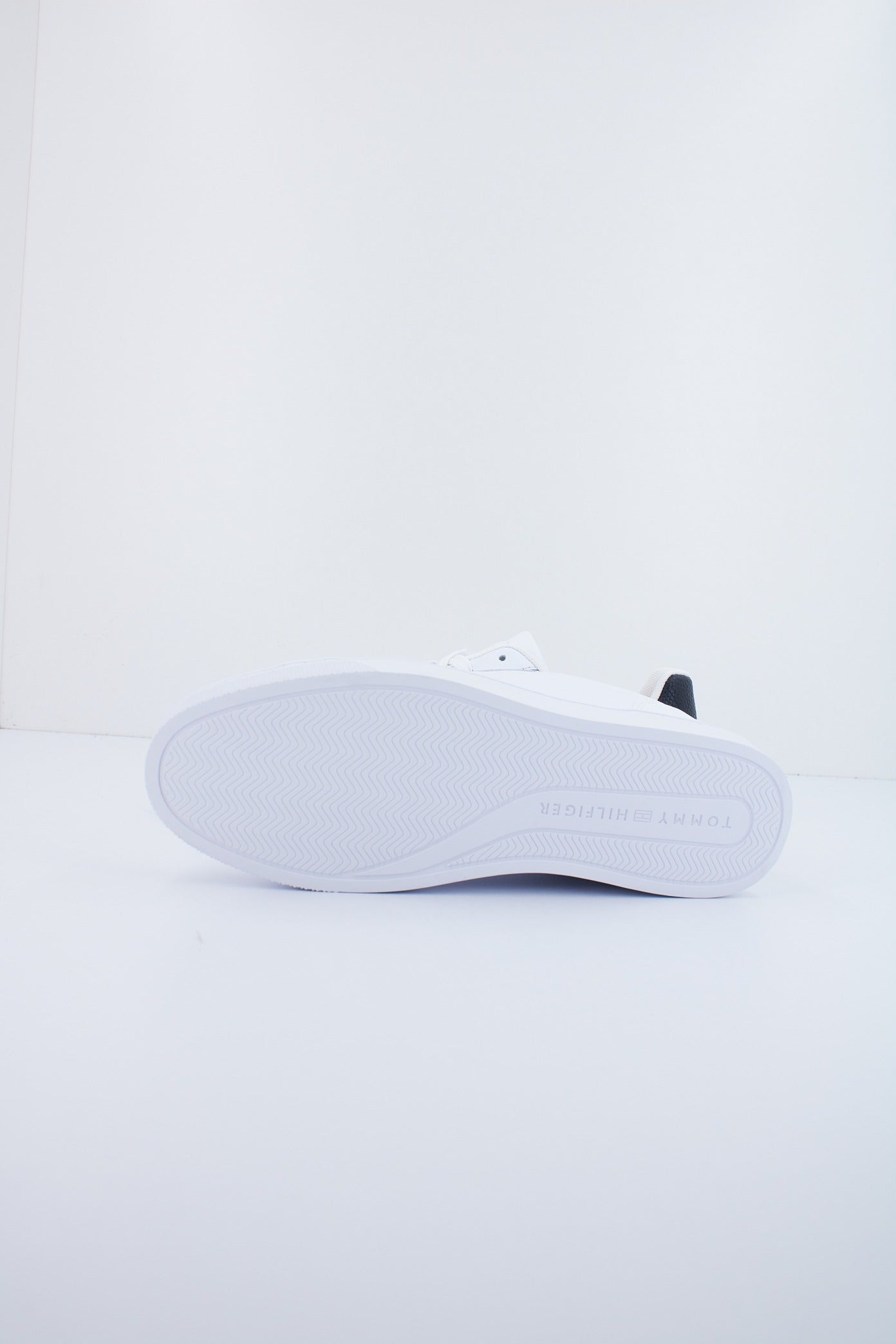 TOMMY HILFIGER ESSENTIAL CUPSOLE SNEAKER en color BLANCO (4)
