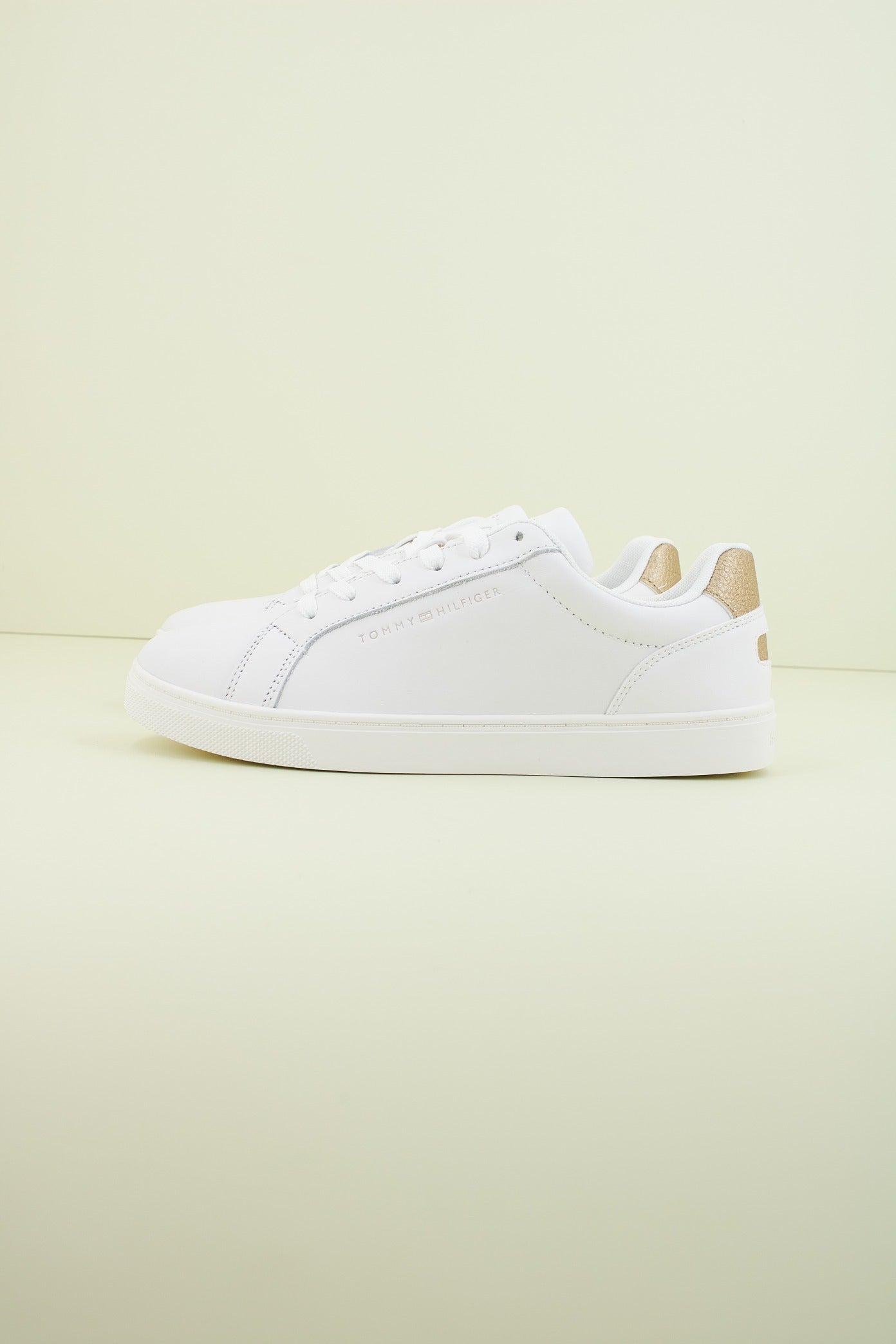 TOMMY HILFIGER ESSENTIAL CUPSOLE en color BLANCO (1)