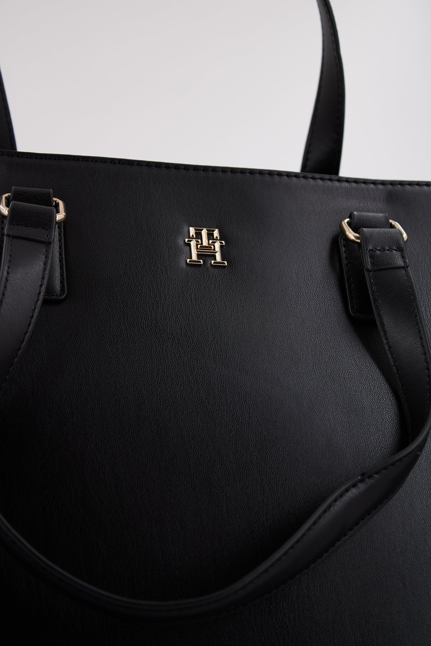 TOMMY HILFIGER MONOTYPE TOTE en color NEGRO (4)