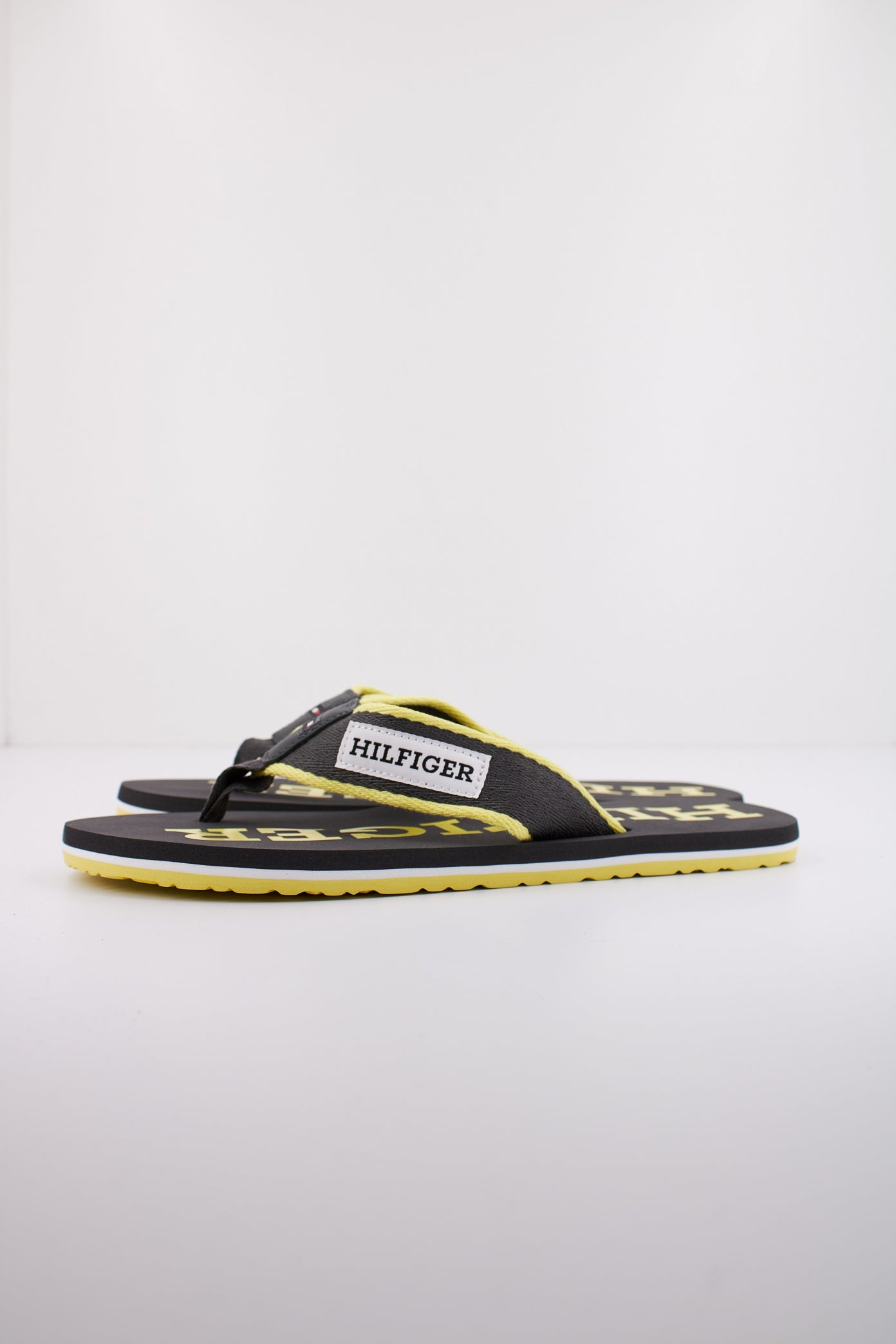 TOMMY HILFIGER PATCH HILFIGER BEACH SAN en color GRIS (1)