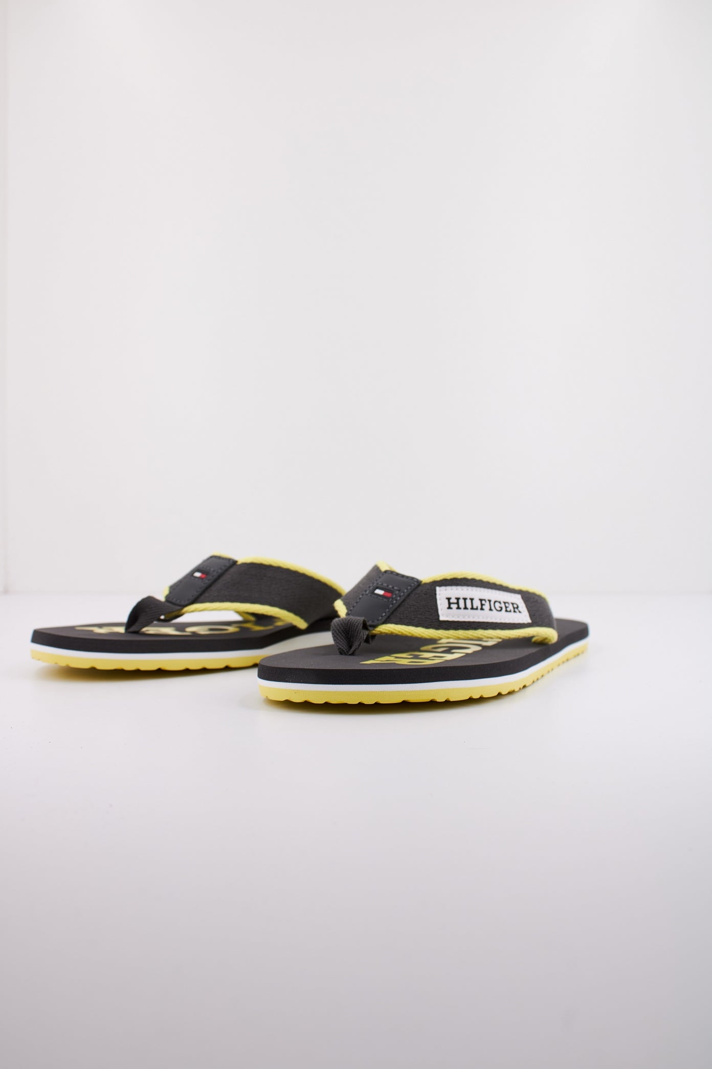TOMMY HILFIGER PATCH HILFIGER BEACH SAN en color GRIS (2)