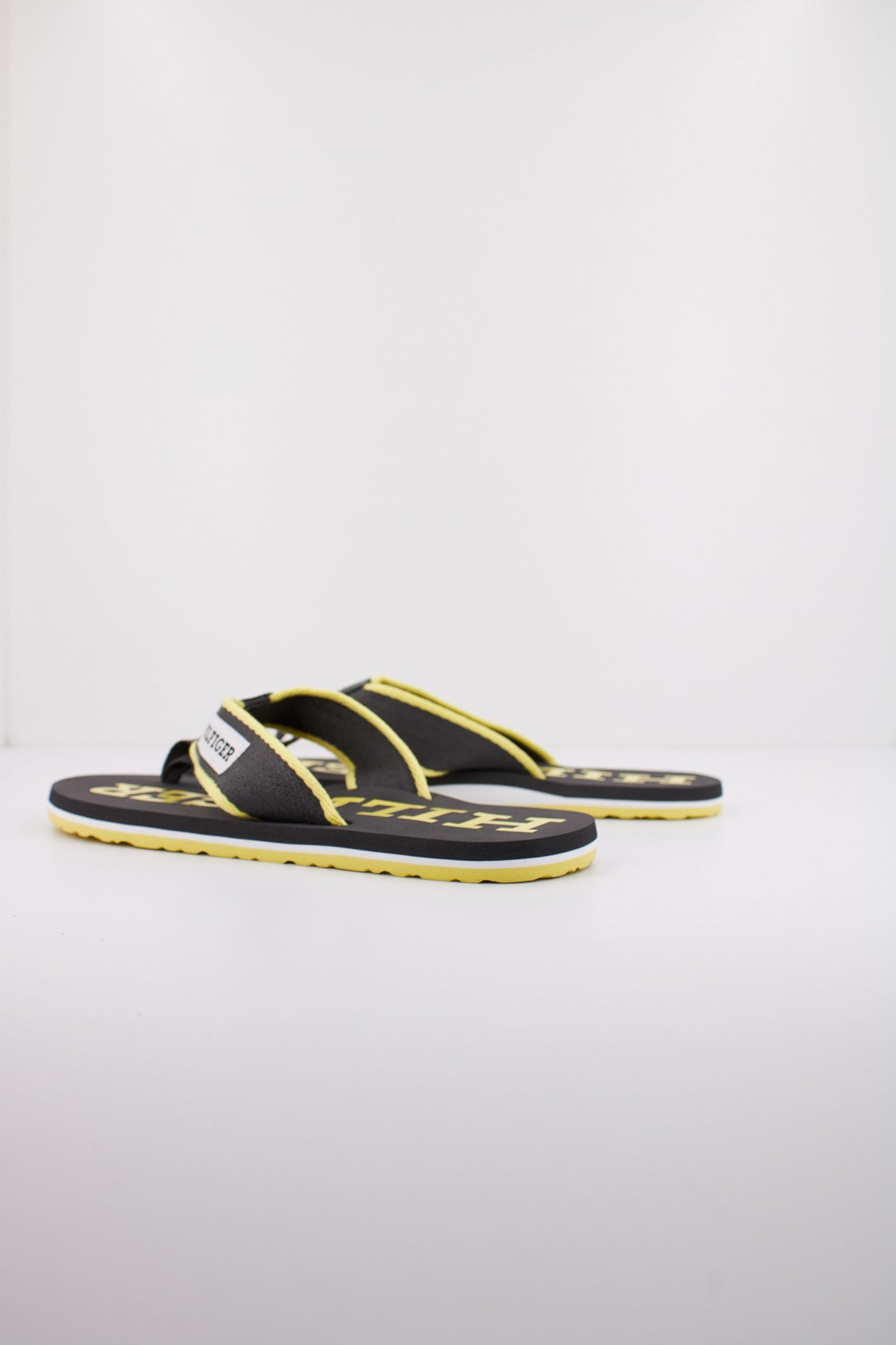 TOMMY HILFIGER PATCH HILFIGER BEACH SAN en color GRIS (3)