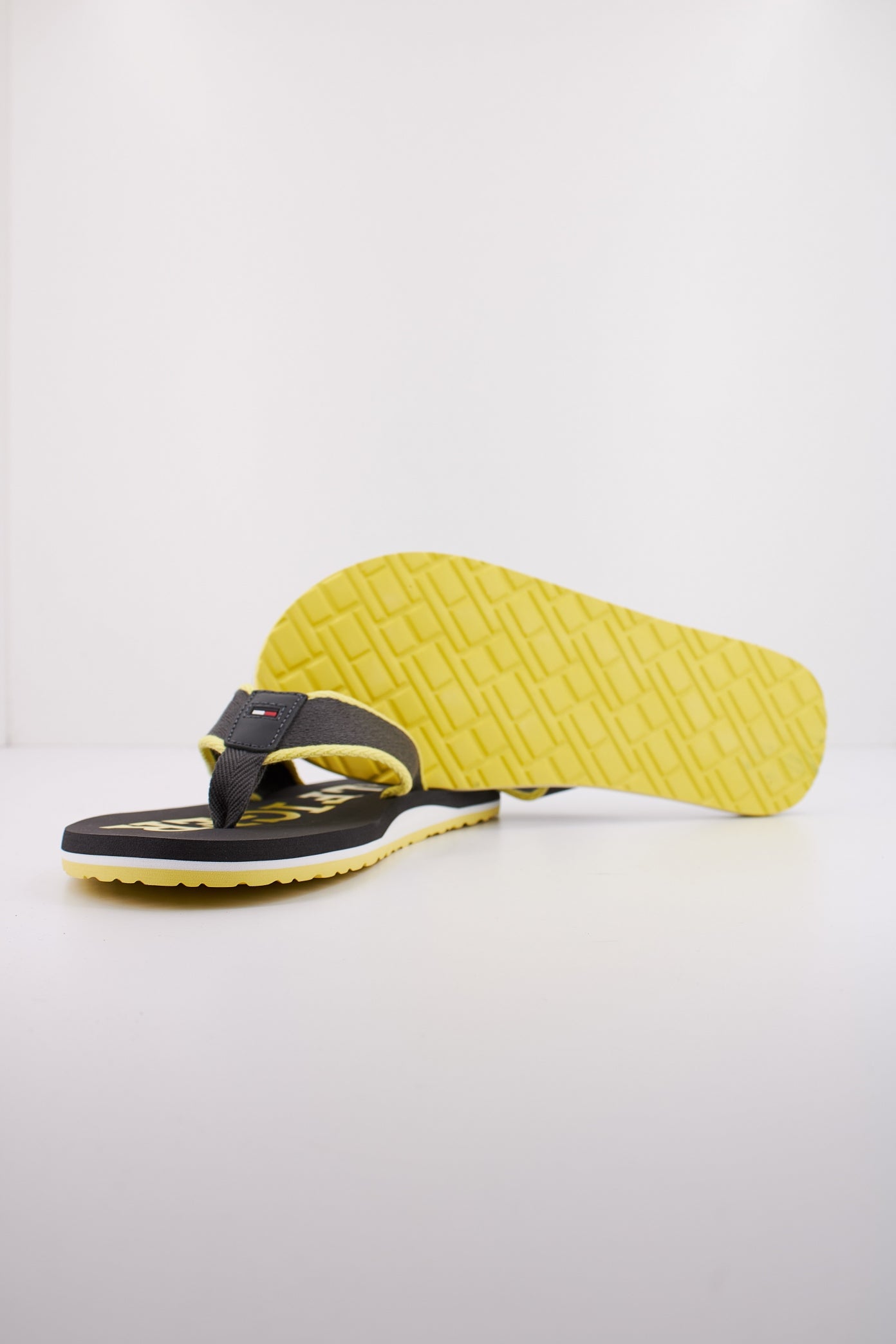 TOMMY HILFIGER PATCH HILFIGER BEACH SAN en color GRIS (4)