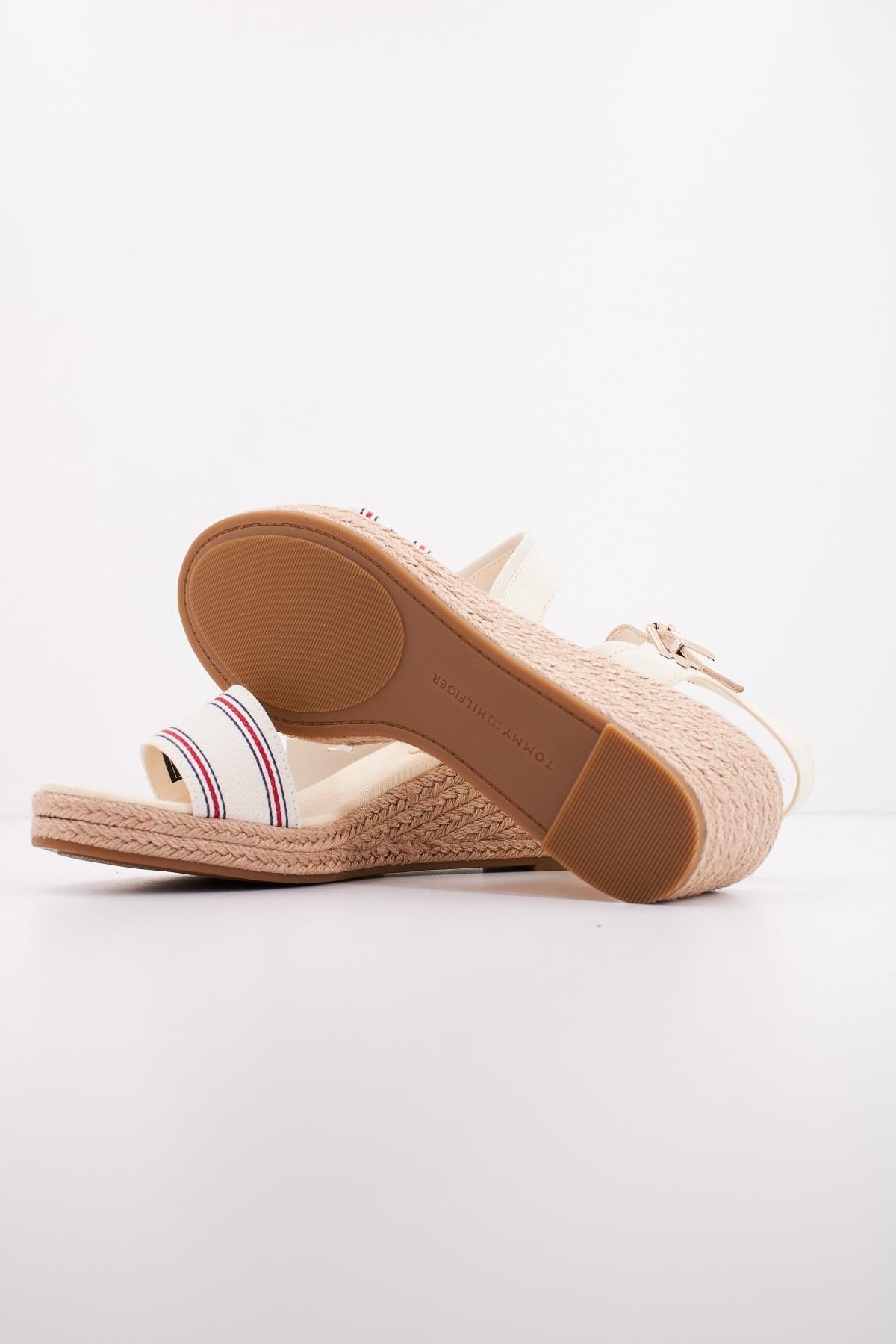 TOMMY HILFIGER SHIRTING WEDGE SANDAL en color BLANCO (4)