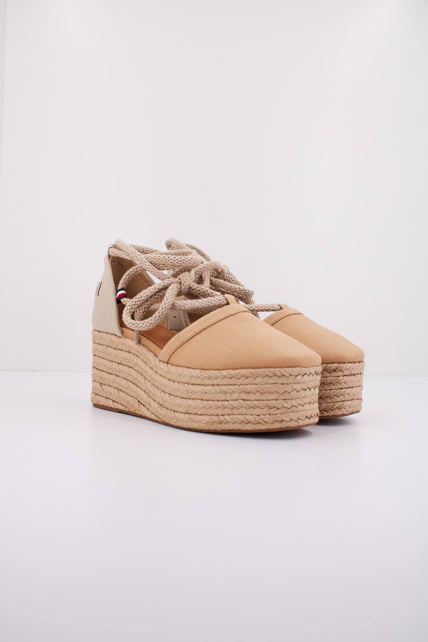 TOMMY HILFIGER CLOSED TOE LINEN FLATFOR en color MARRON CLARO (2)