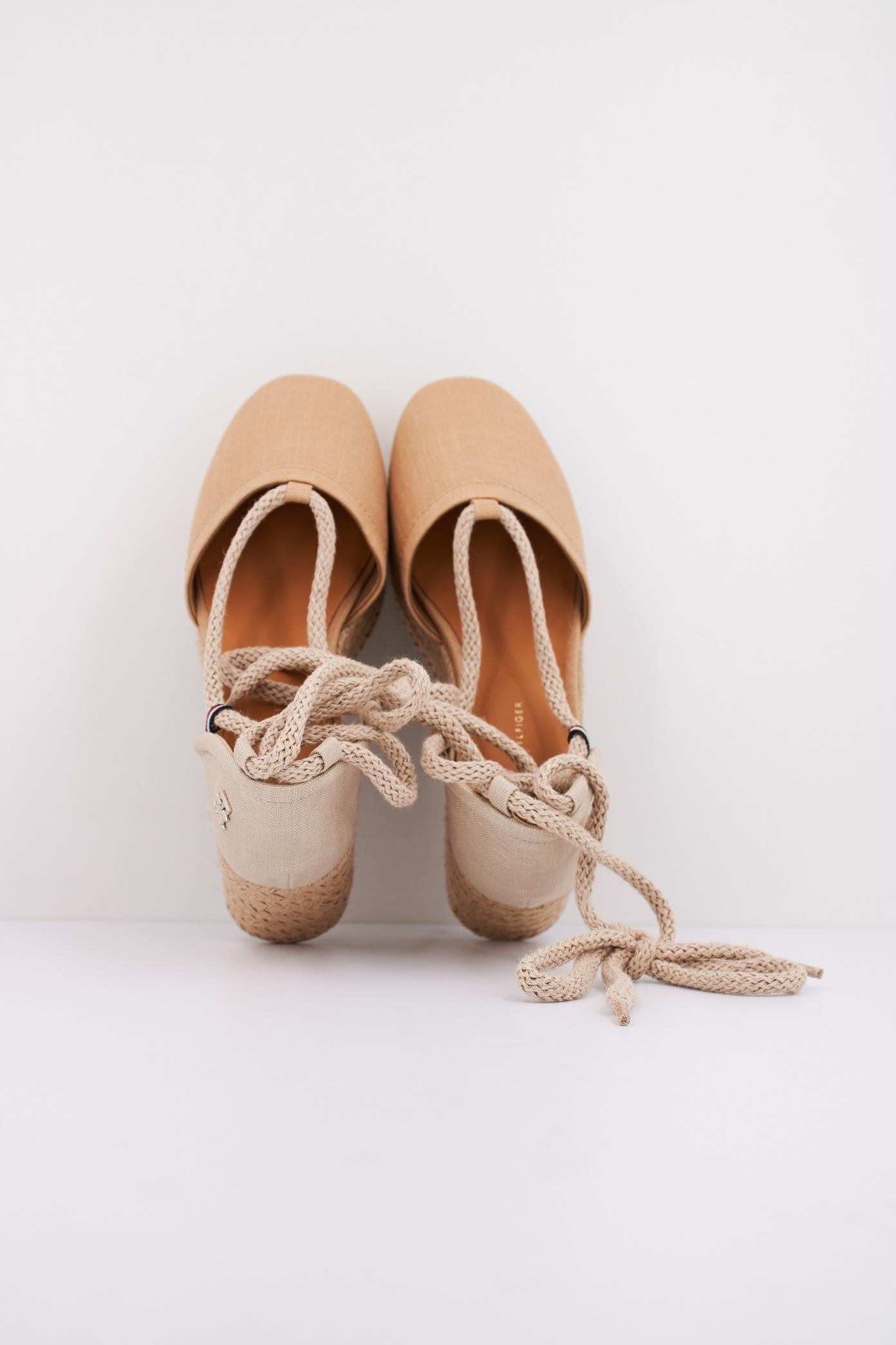 TOMMY HILFIGER CLOSED TOE LINEN FLATFOR en color MARRON CLARO (3)