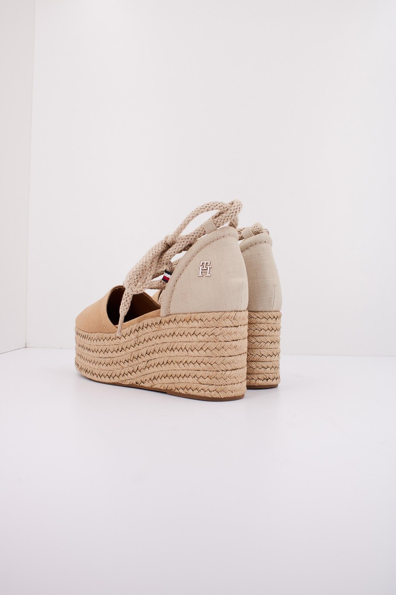 TOMMY HILFIGER CLOSED TOE LINEN FLATFOR en color MARRON CLARO (4)