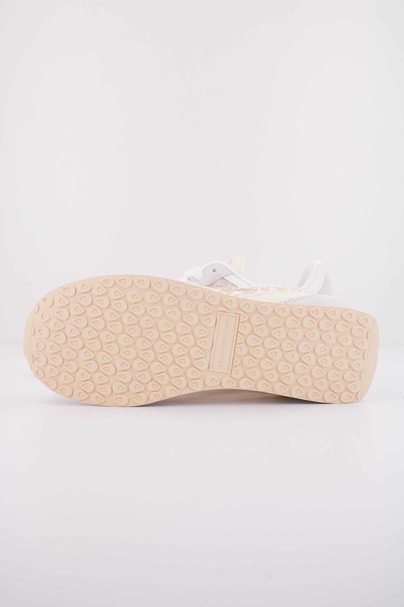TOMMY HILFIGER TH MONOGRAM HERITAGE RUNNER en color BEIS (5)