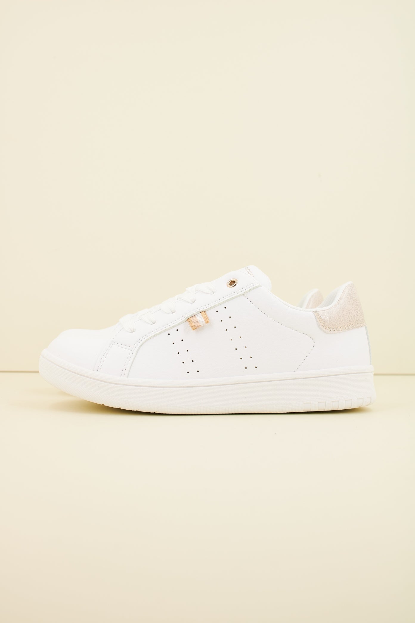 TOMMY HILFIGER SNEAKER BASSA ALLACCIATA en color BLANCO (1)