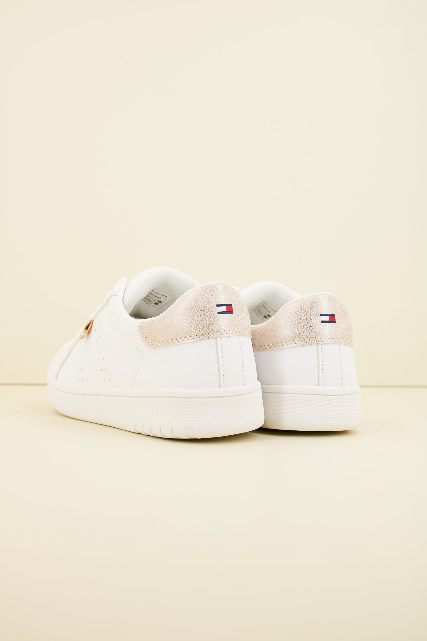 TOMMY HILFIGER SNEAKER BASSA ALLACCIATA en color BLANCO (3)