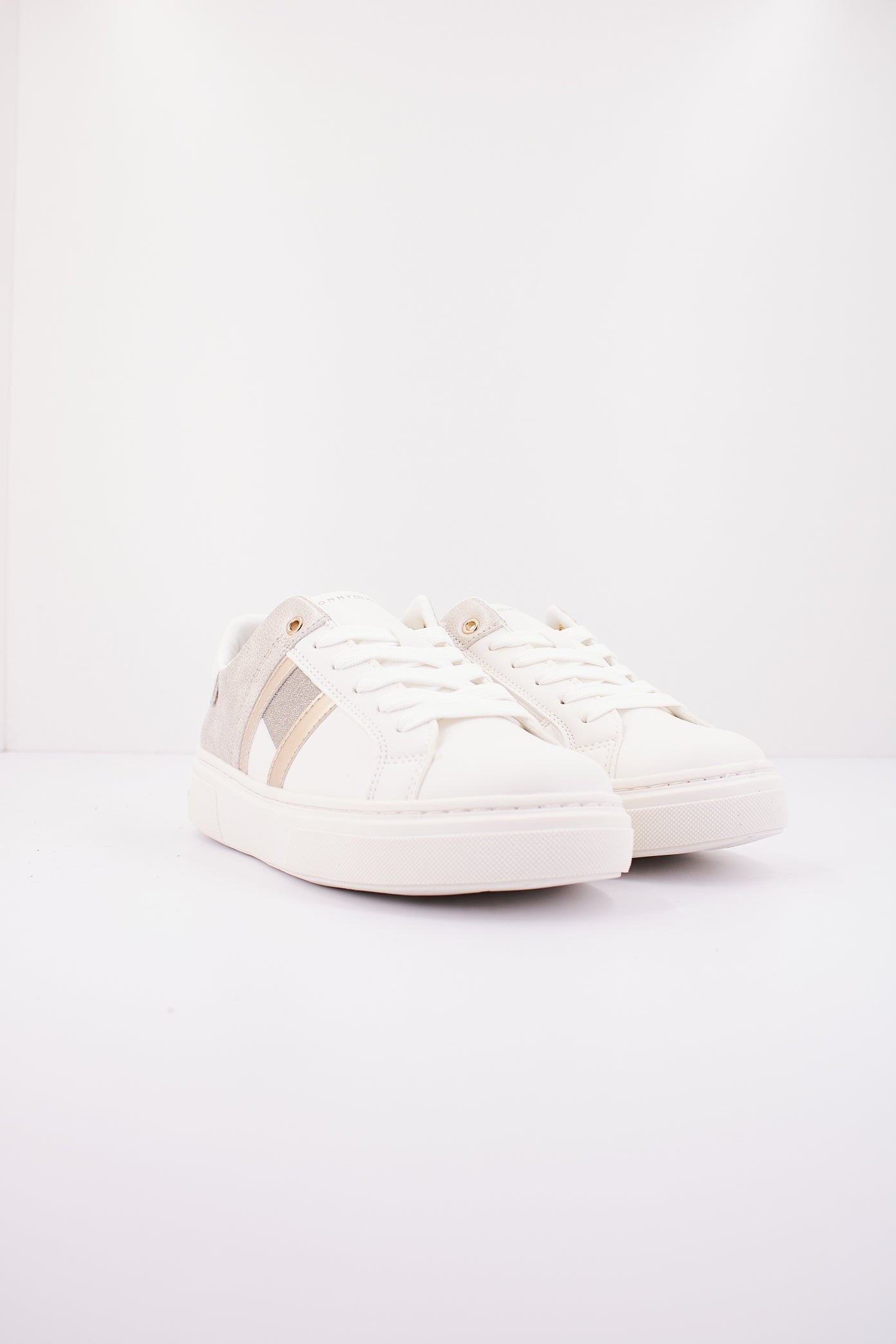 TOMMY HILFIGER TA en color BLANCO (2)
