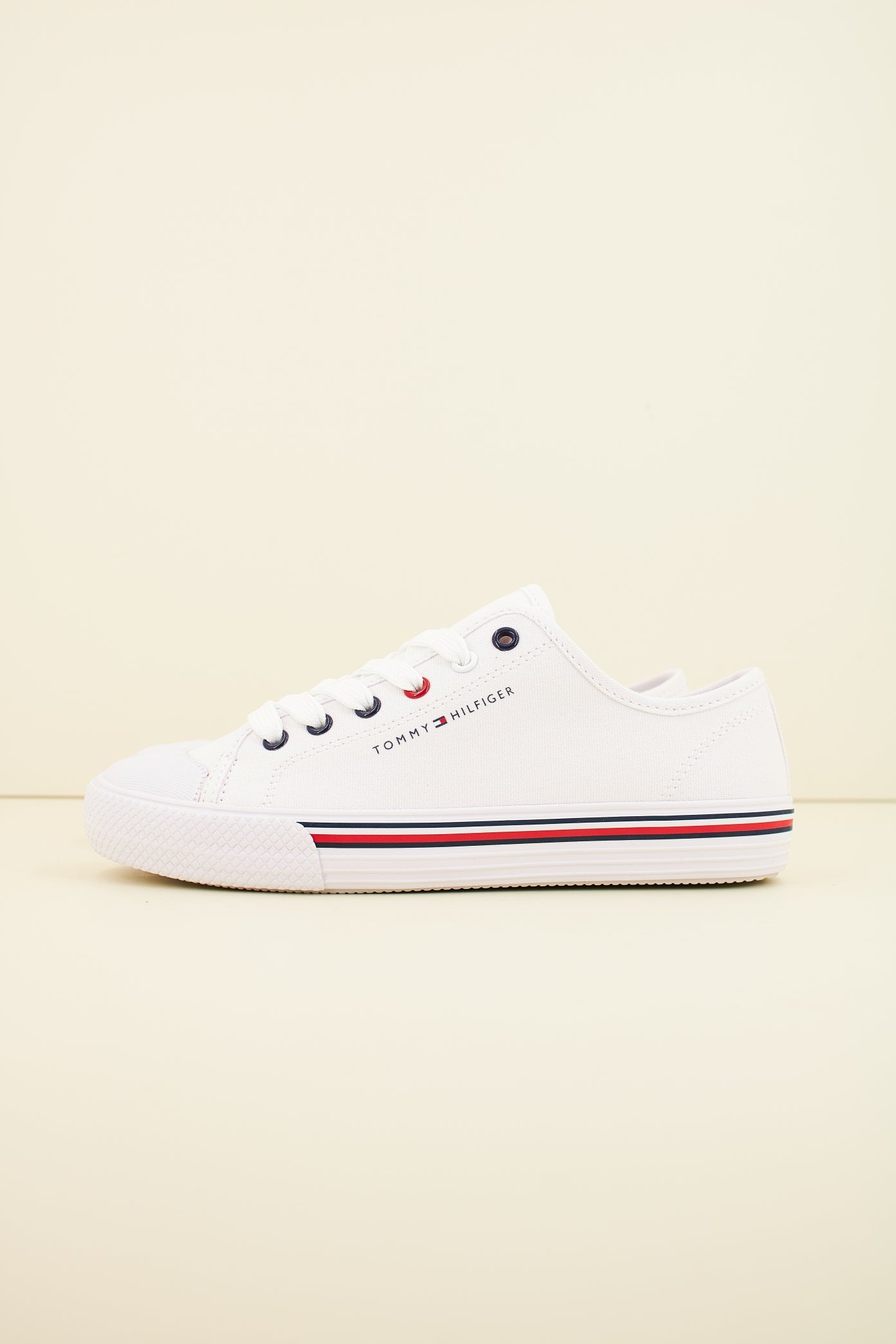 TOMMY HILFIGER SNEAKER BASSA ALLACCIATA en color BLANCO (1)