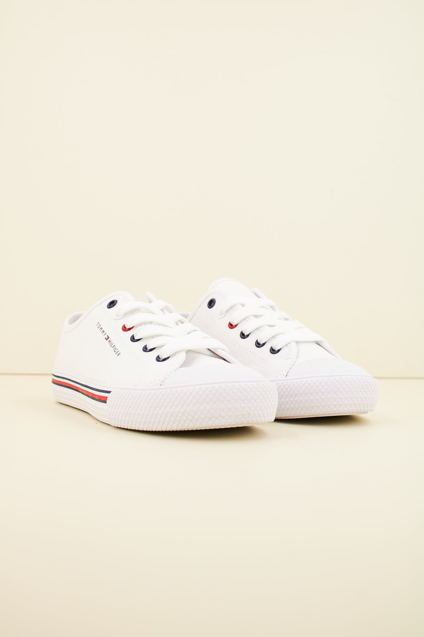 TOMMY HILFIGER SNEAKER BASSA ALLACCIATA en color BLANCO (2)