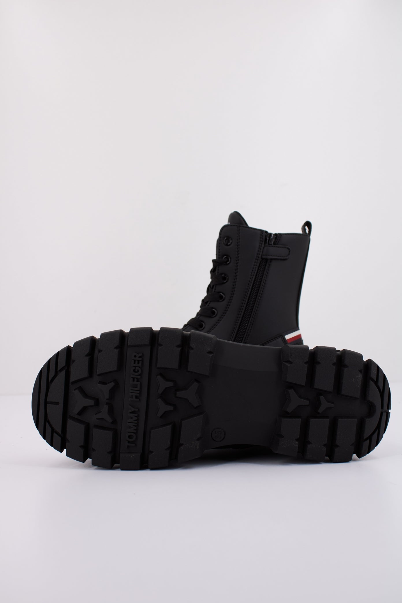 TOMMY HILFIGER LACE-UP BOOTIE en color NEGRO (5)
