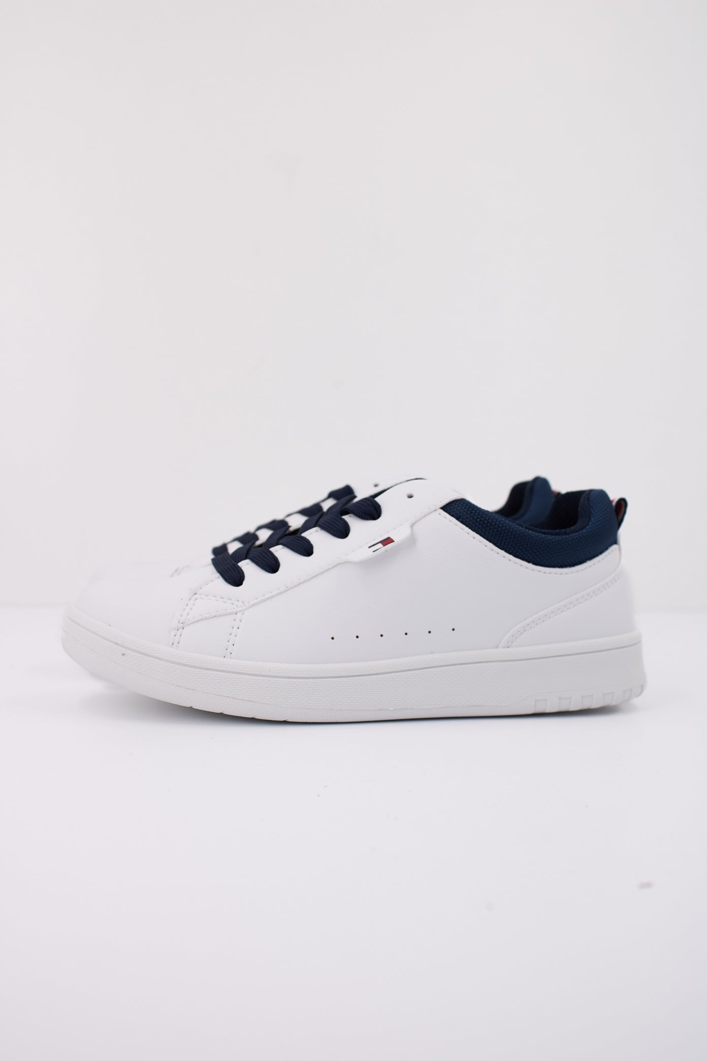 TOMMY HILFIGER LOW CUT LACE-UP en color BLANCO (1)