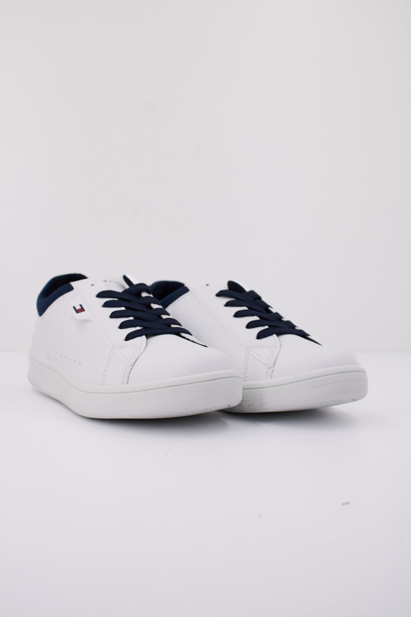 TOMMY HILFIGER LOW CUT LACE-UP en color BLANCO (2)