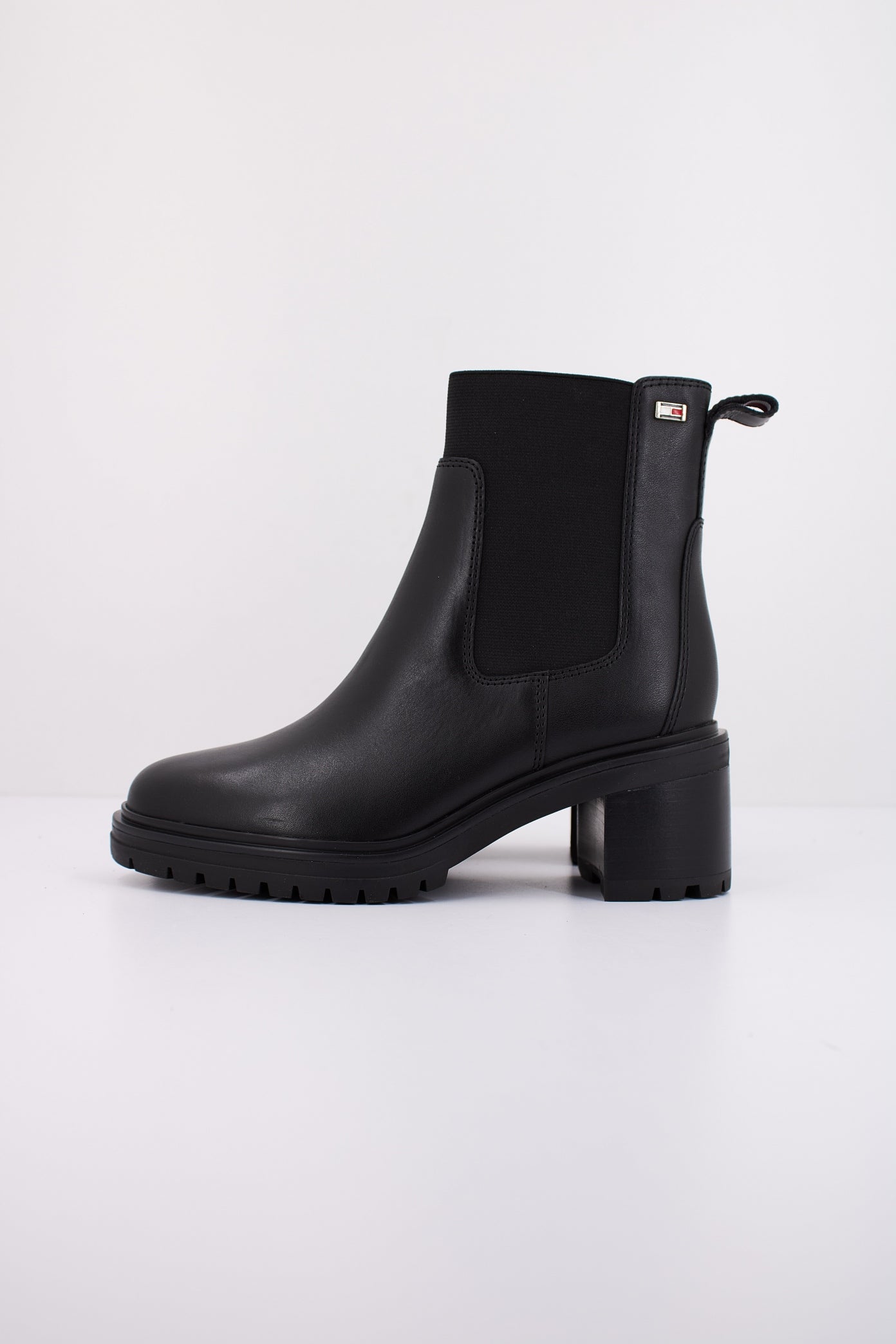 TOMMY HILFIGER FLAG MID HEEL LEATHER CH en color NEGRO (1)