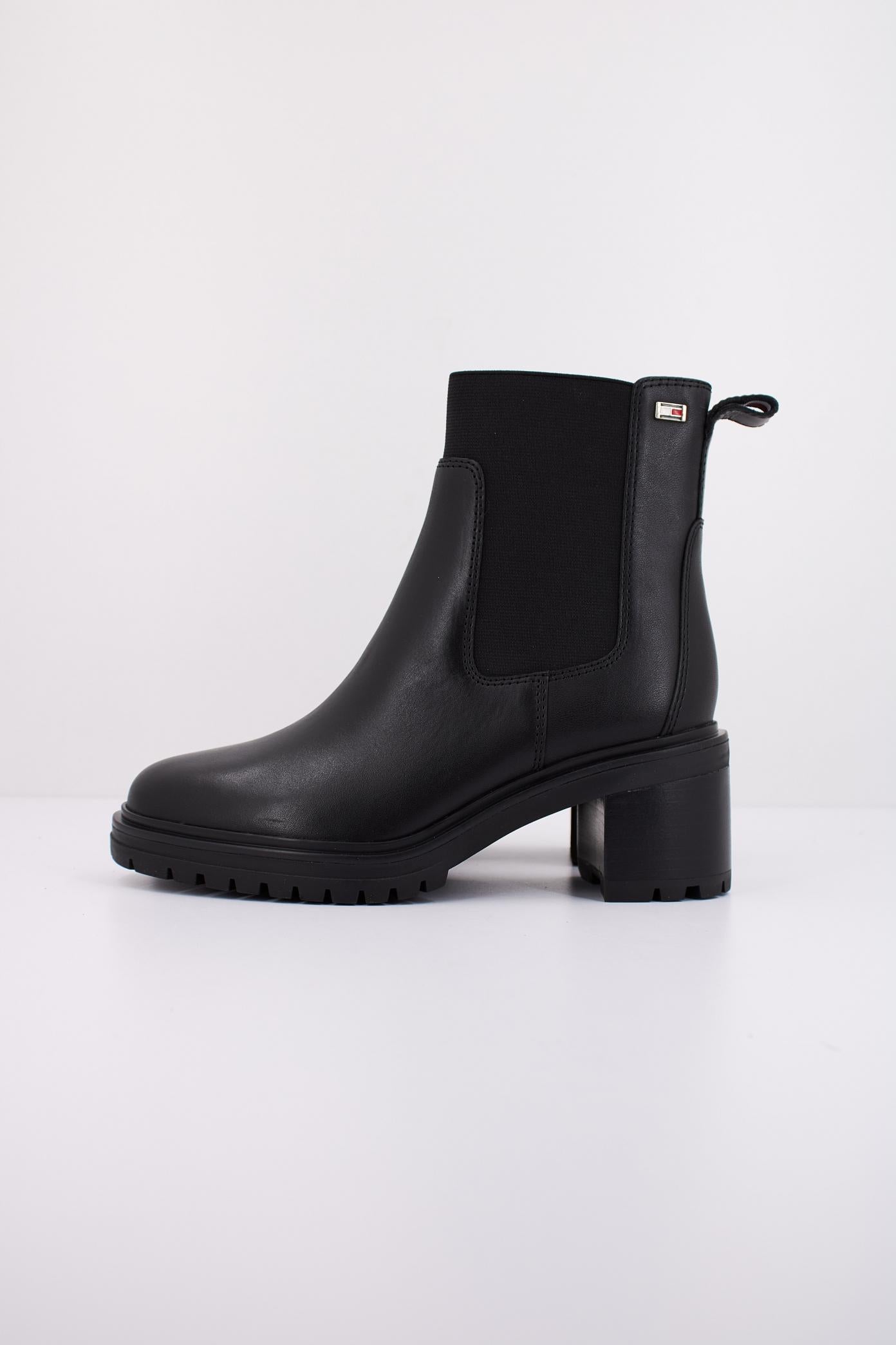 TOMMY HILFIGER FLAG MID HEEL LEATHER CH en color NEGRO (1)